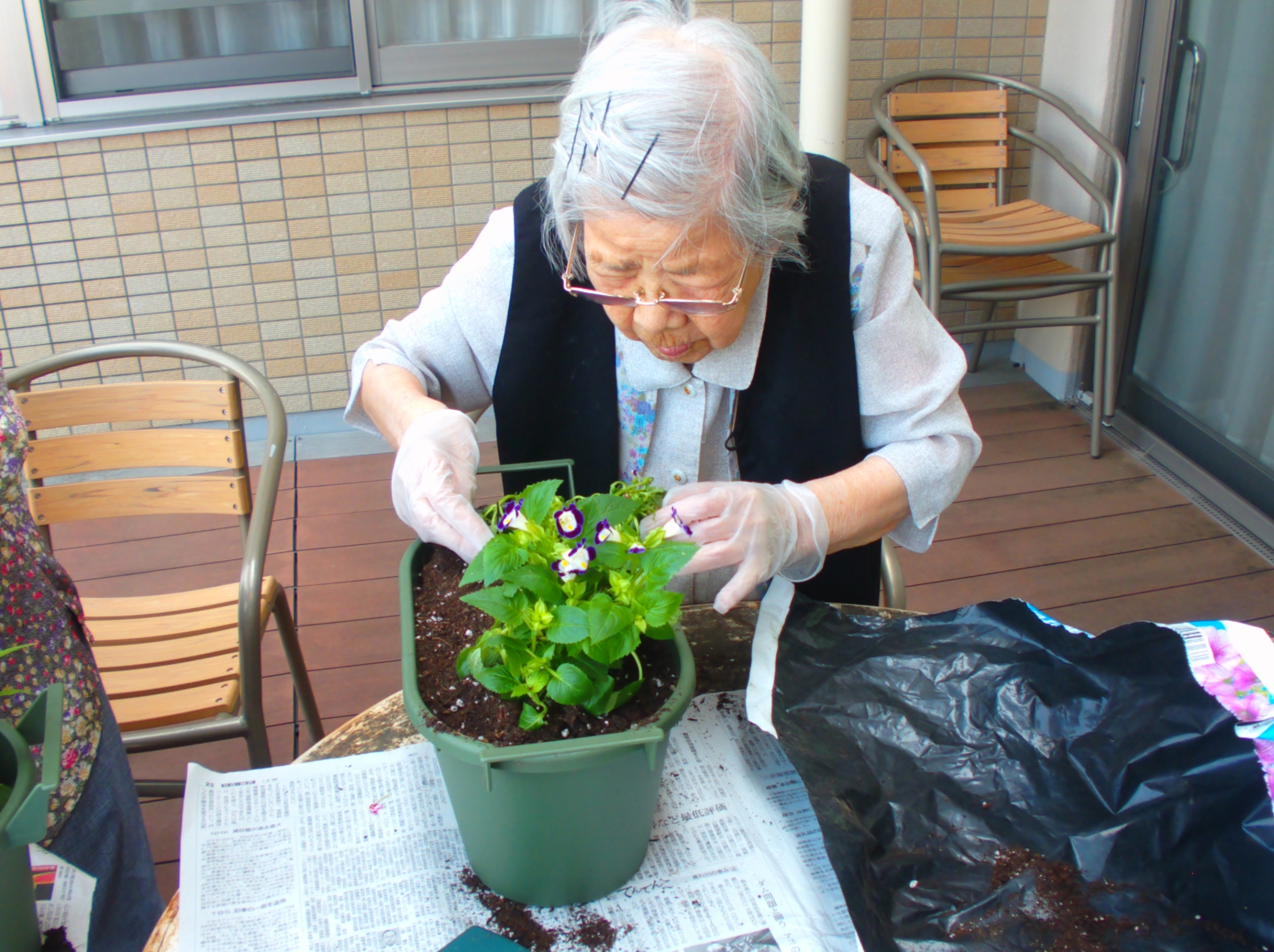 花壇作り-4　ニチイホーム東浦和