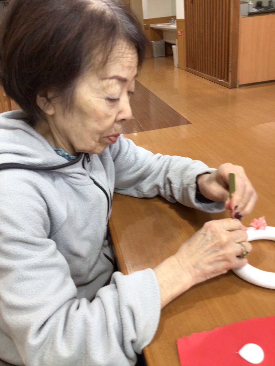 クリスマスリース作り-2　ニチイホーム板橋徳丸