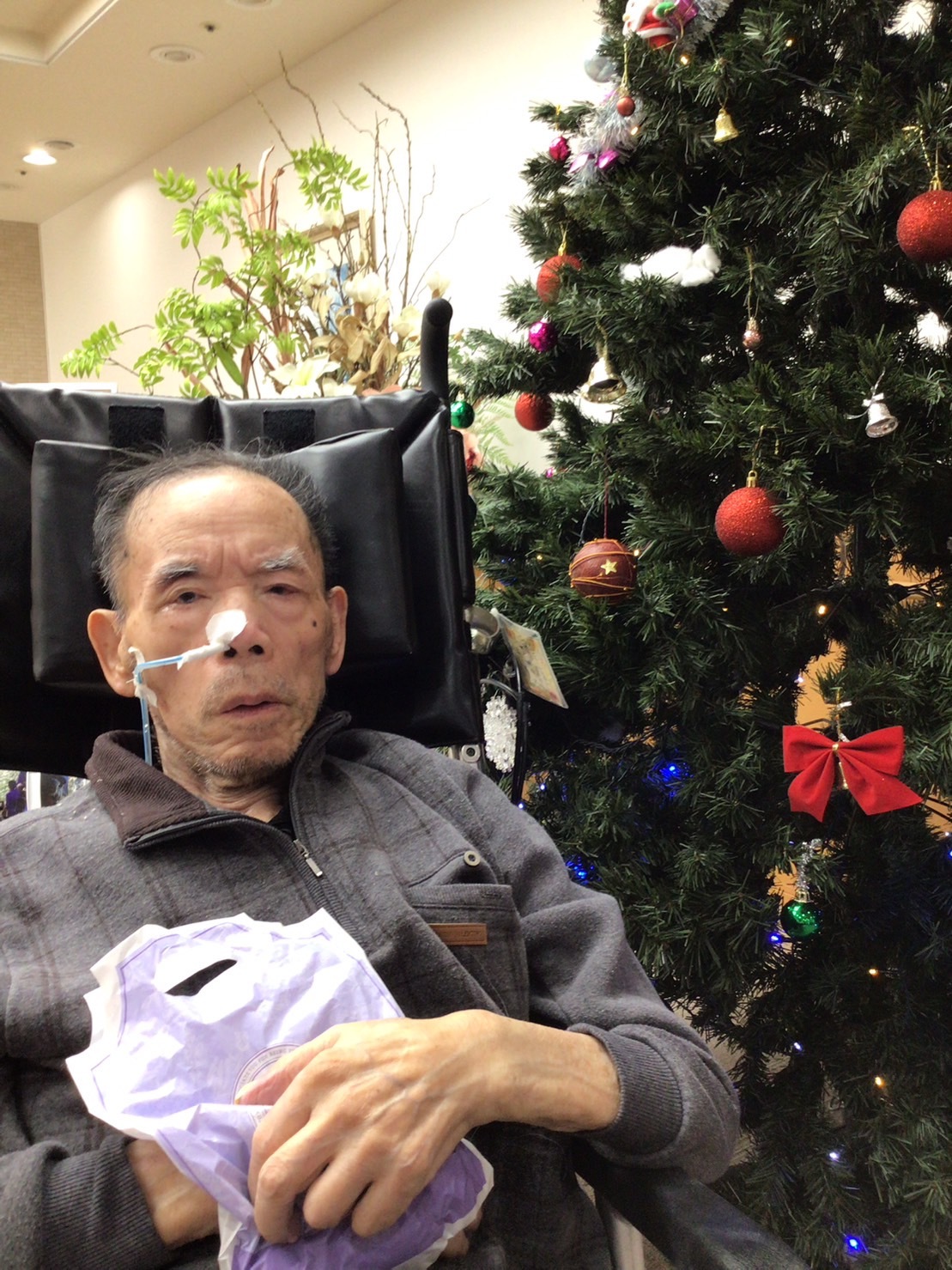 ツリーの前で-1　ニチイホーム板橋徳丸