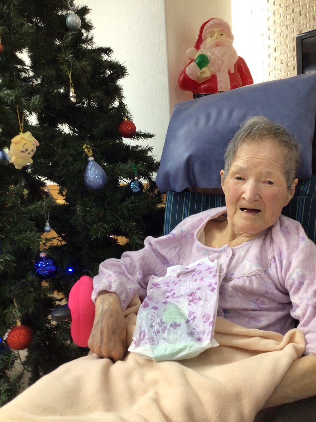 ツリーの前で-3　ニチイホーム板橋徳丸