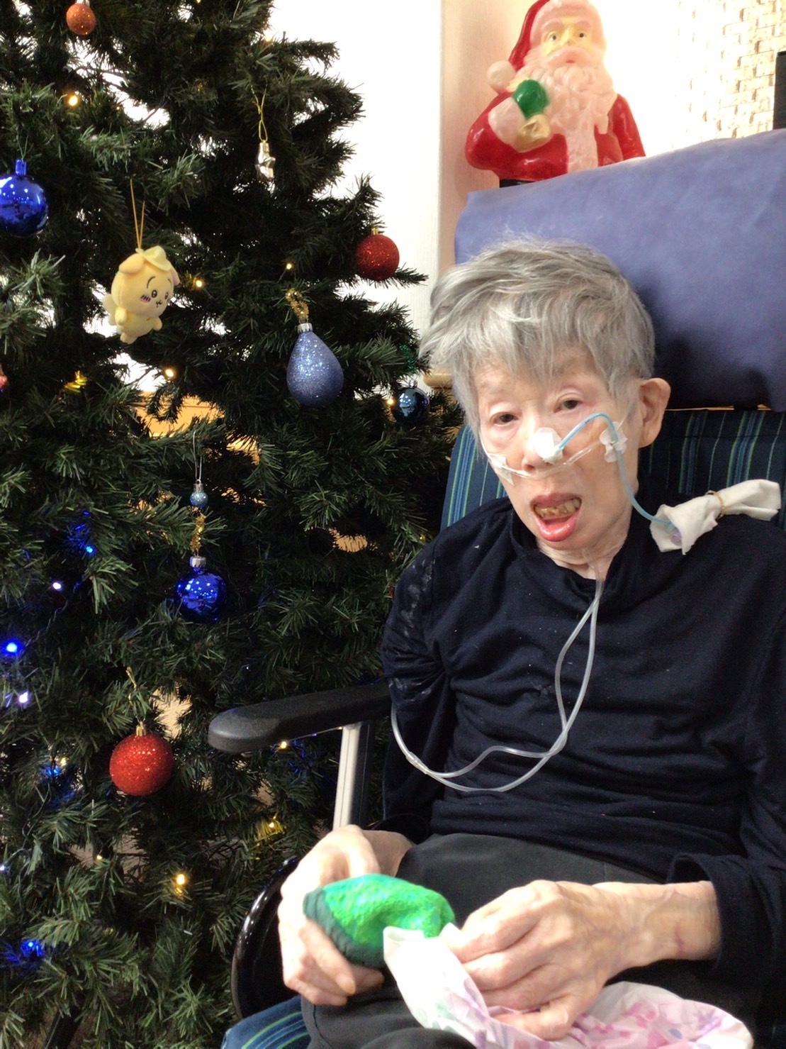 ツリーの前で-4　ニチイホーム板橋徳丸