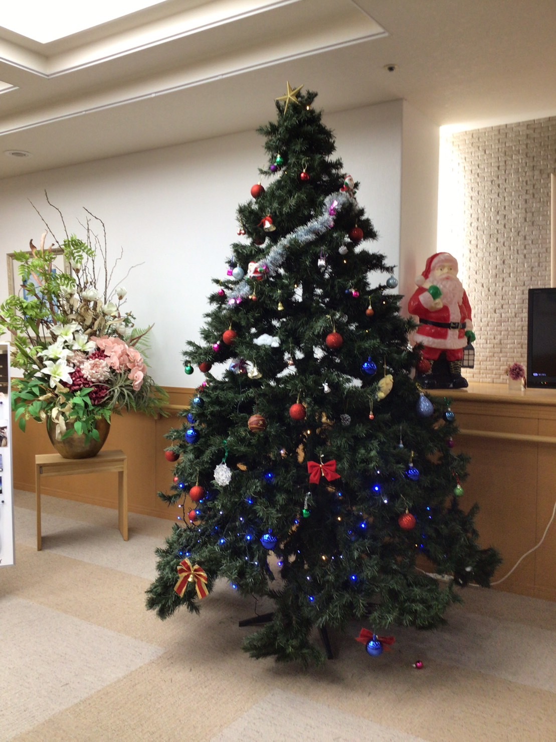 ツリーの前で-5　ニチイホーム板橋徳丸