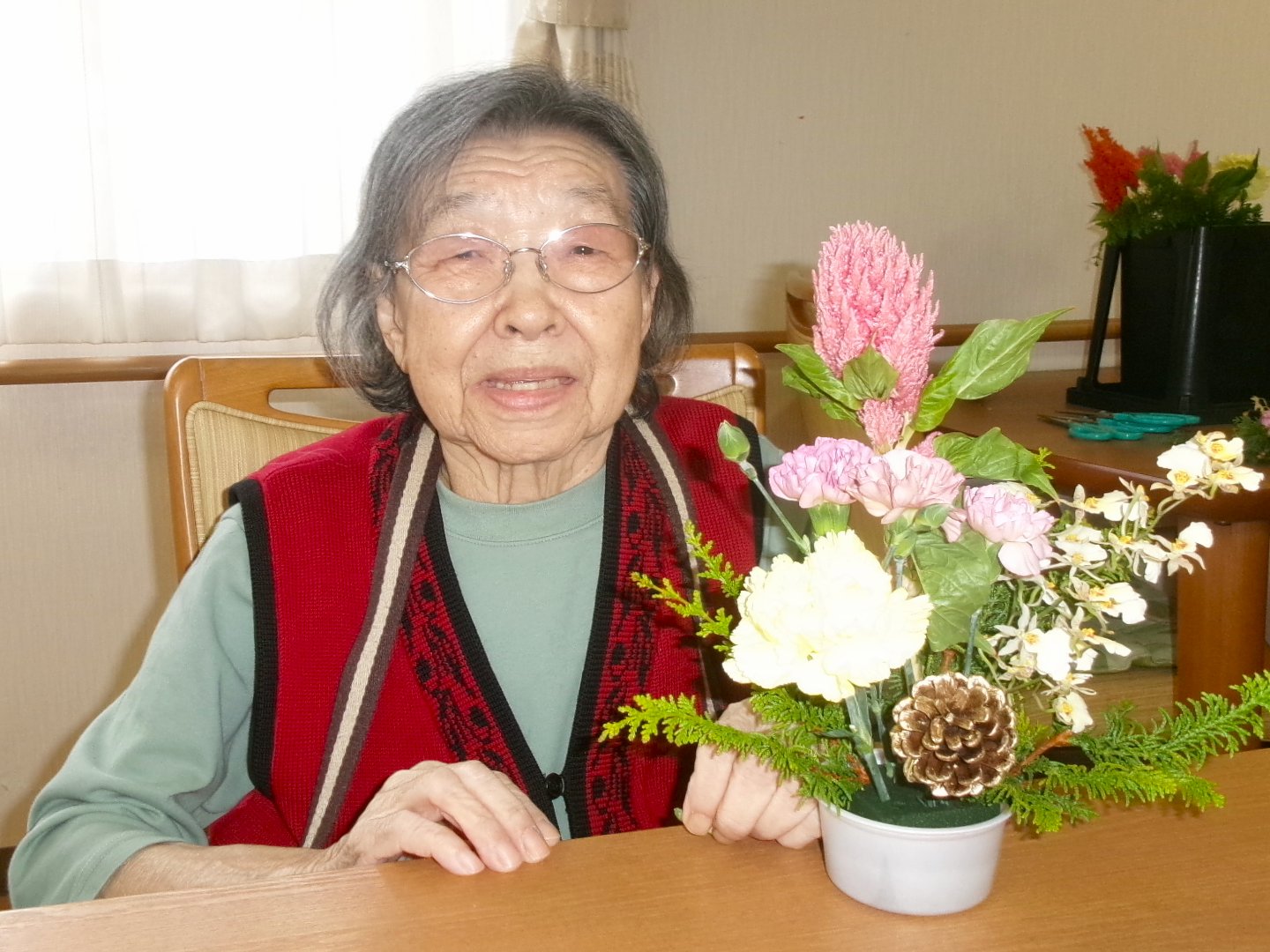 12月のフラワーアレンジメント-1 ニチイホーム上星川