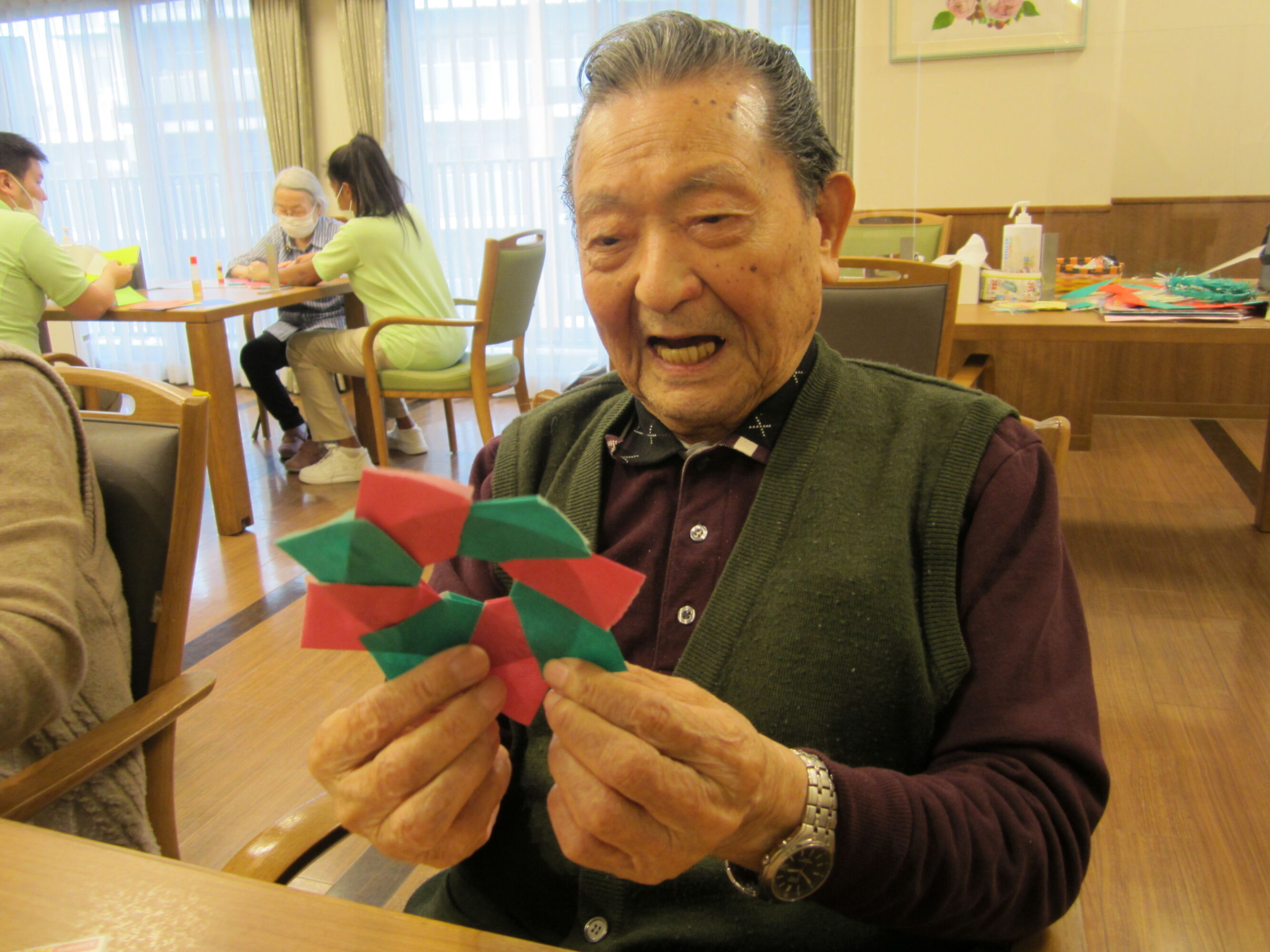 折り紙リース作り-3　ニチイホーム川口