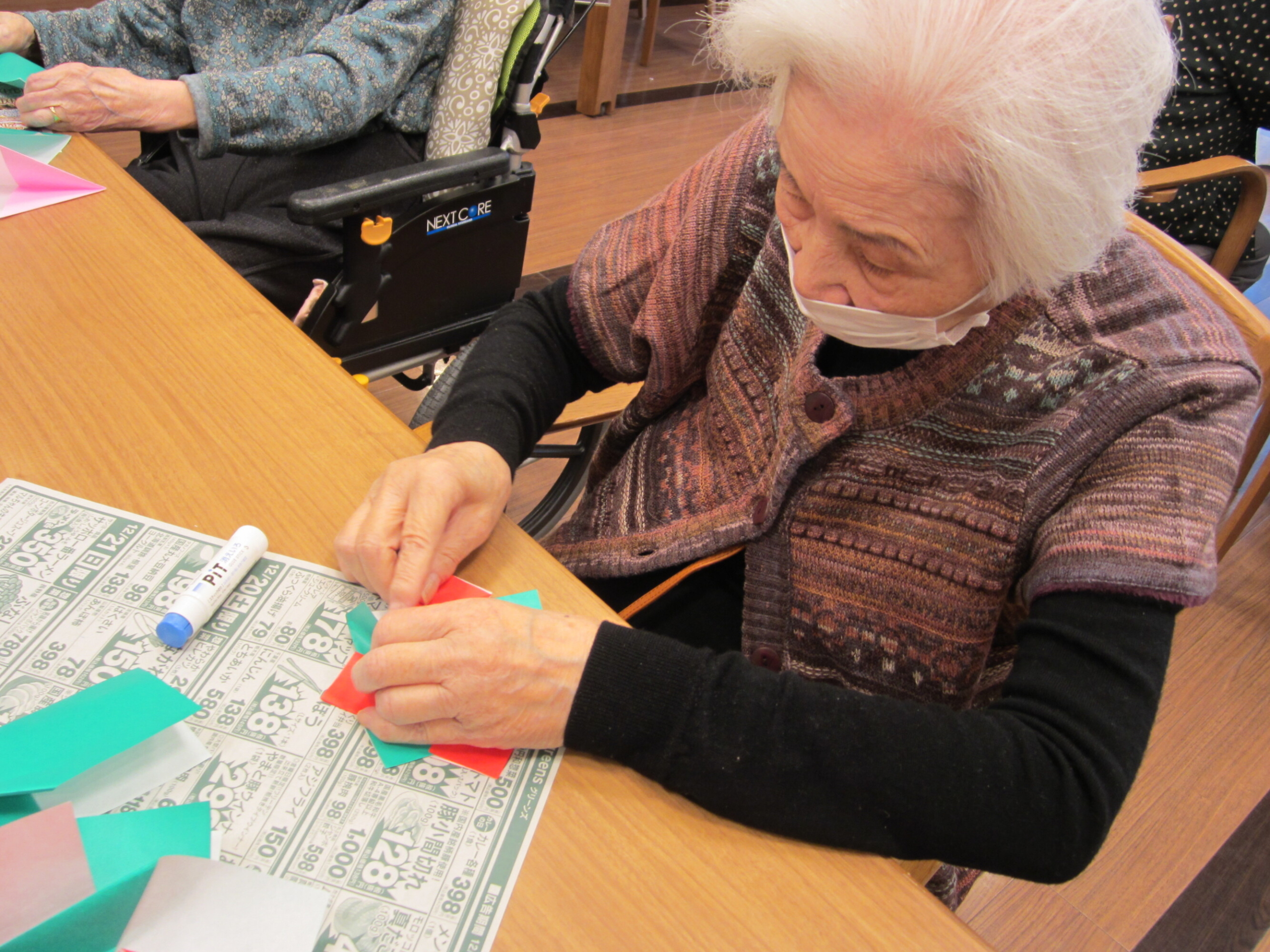 折り紙リース作り-4　ニチイホーム川口