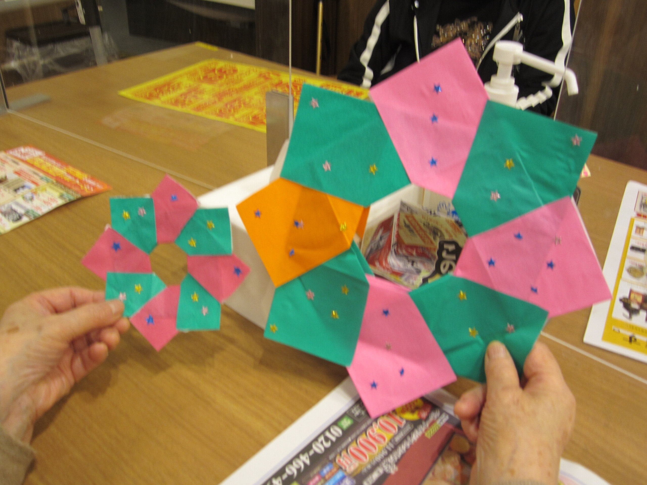 折り紙リース作り-6　ニチイホーム川口