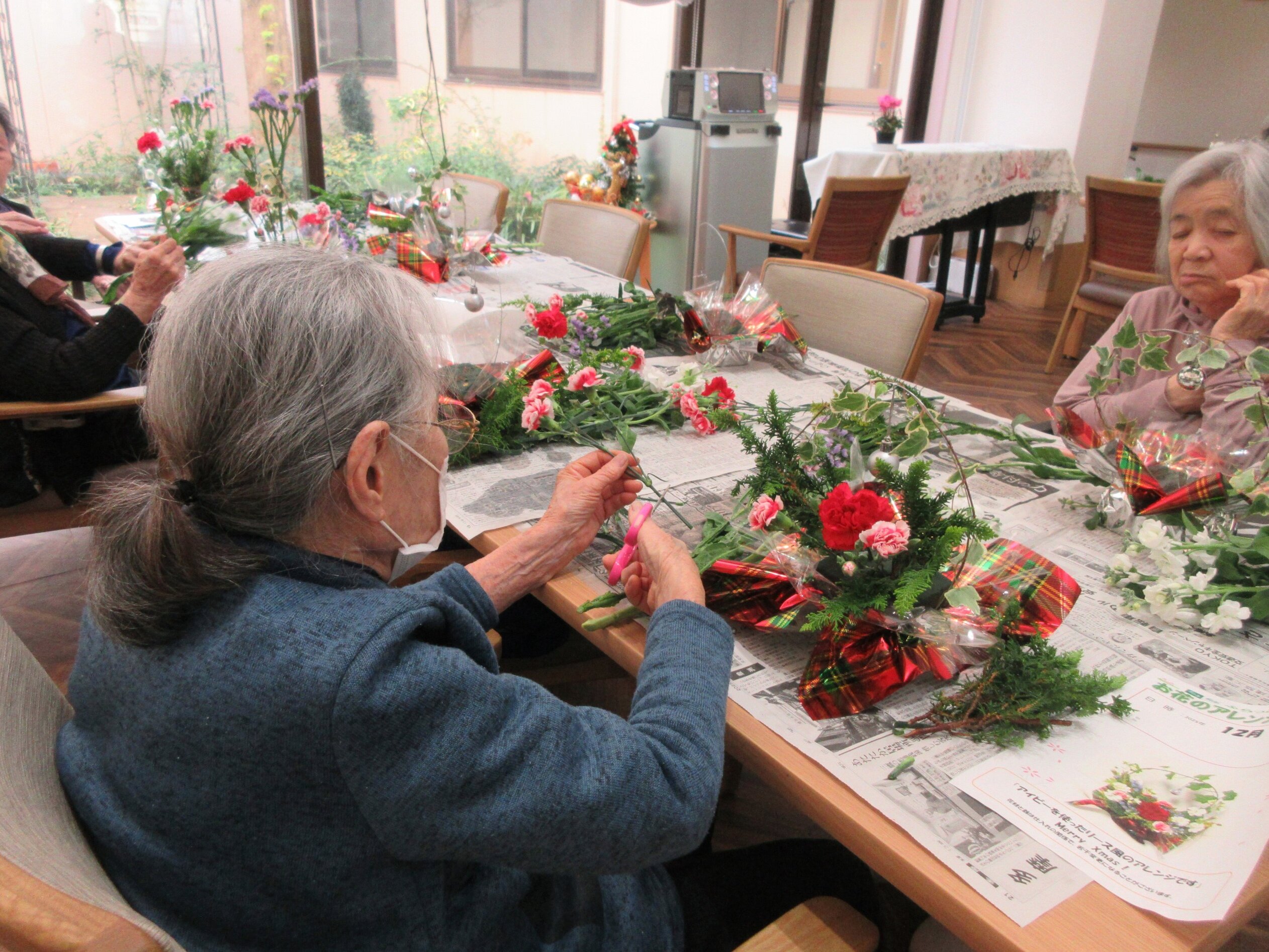 フラワーアレンジメントを開催しました♪-1　ニチイホーム国立