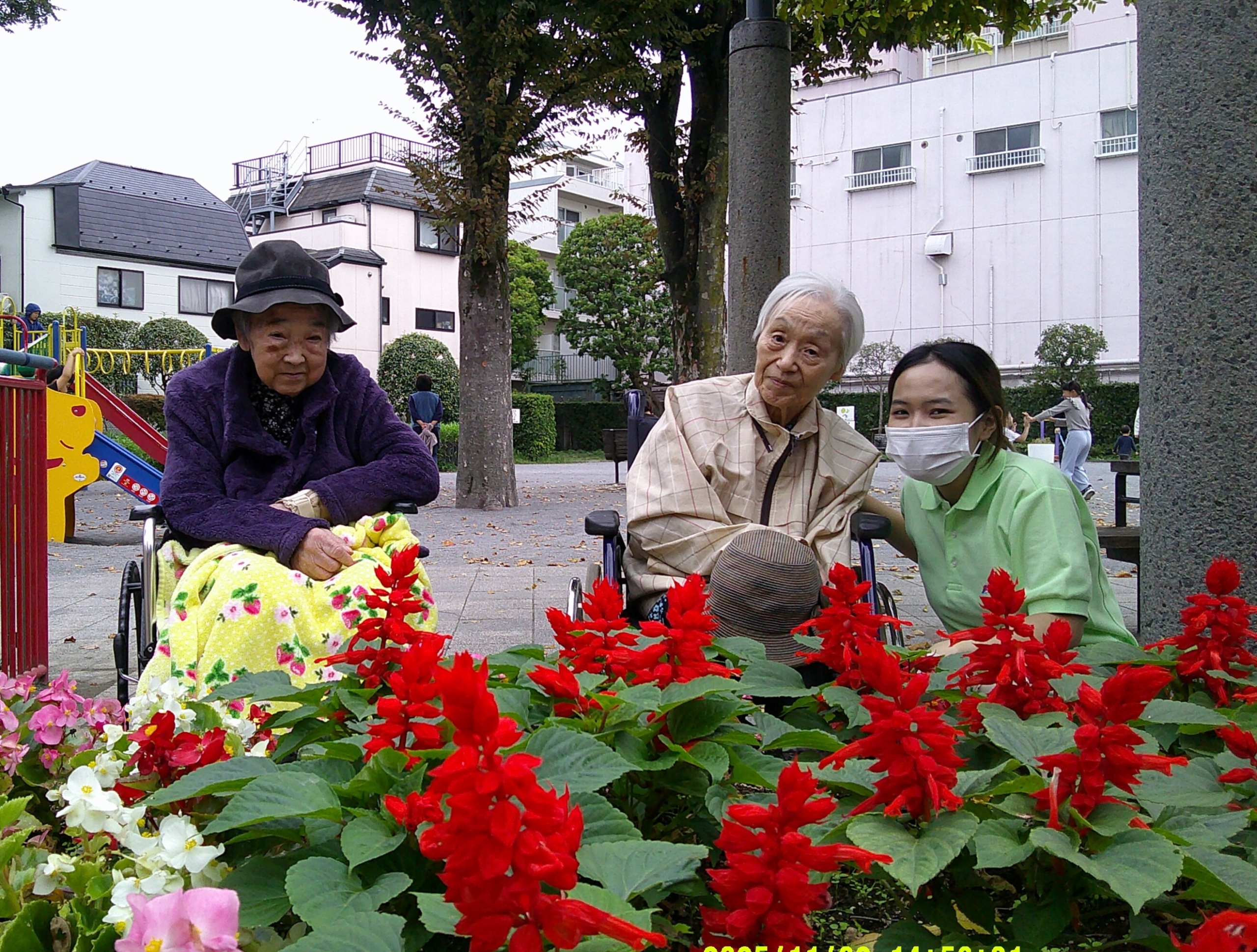 近隣の公園へお散歩-1　ニチイホーム南品川