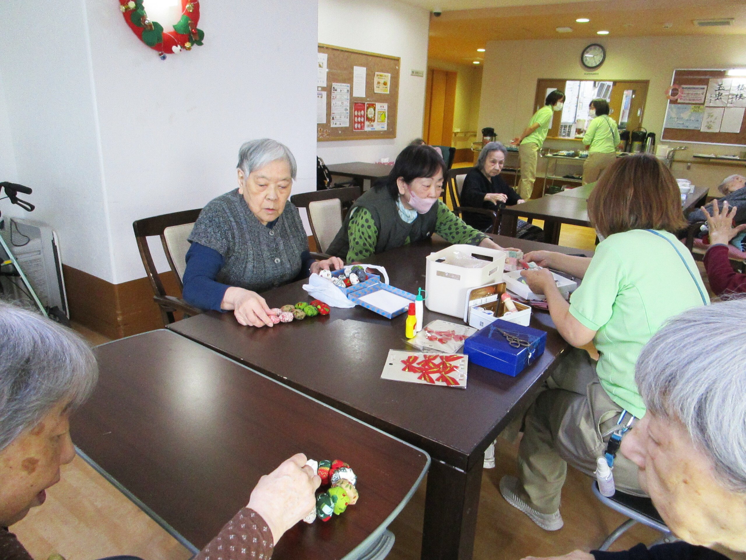 クリスマスリース作り-2　ニチイホーム三鷹