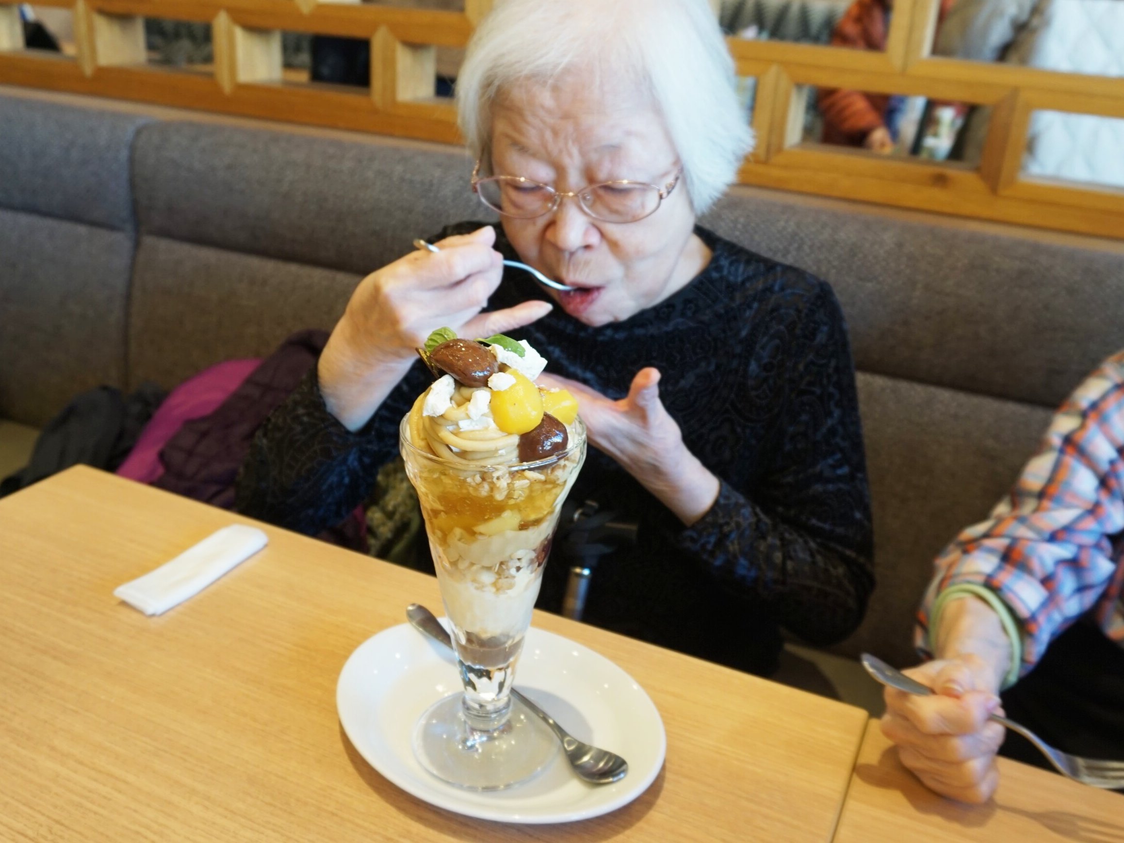 ファミレスでパフェ-2 ニチイホーム練馬高野台