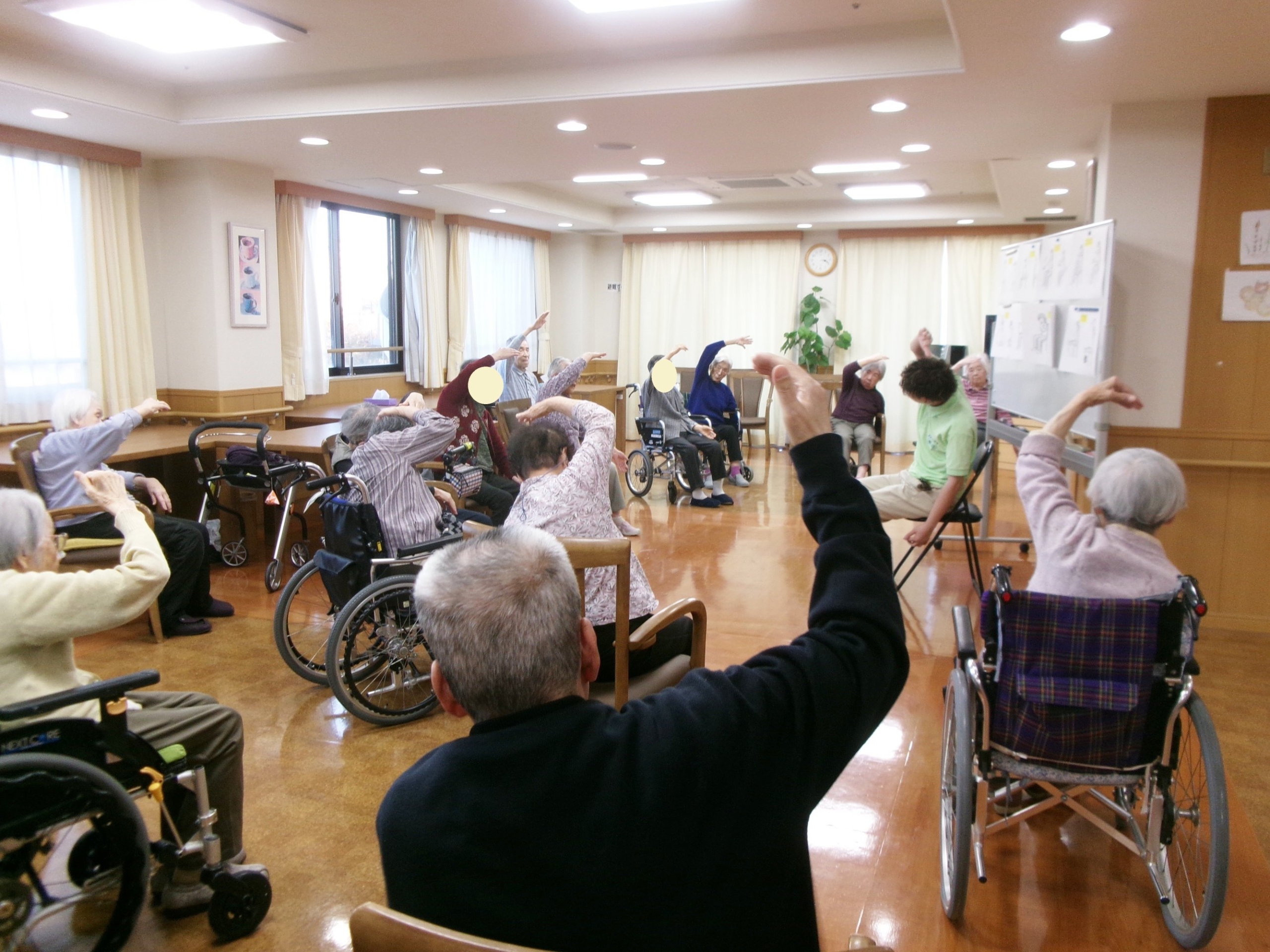 椅子ヨガ-1 ニチイホーム登戸