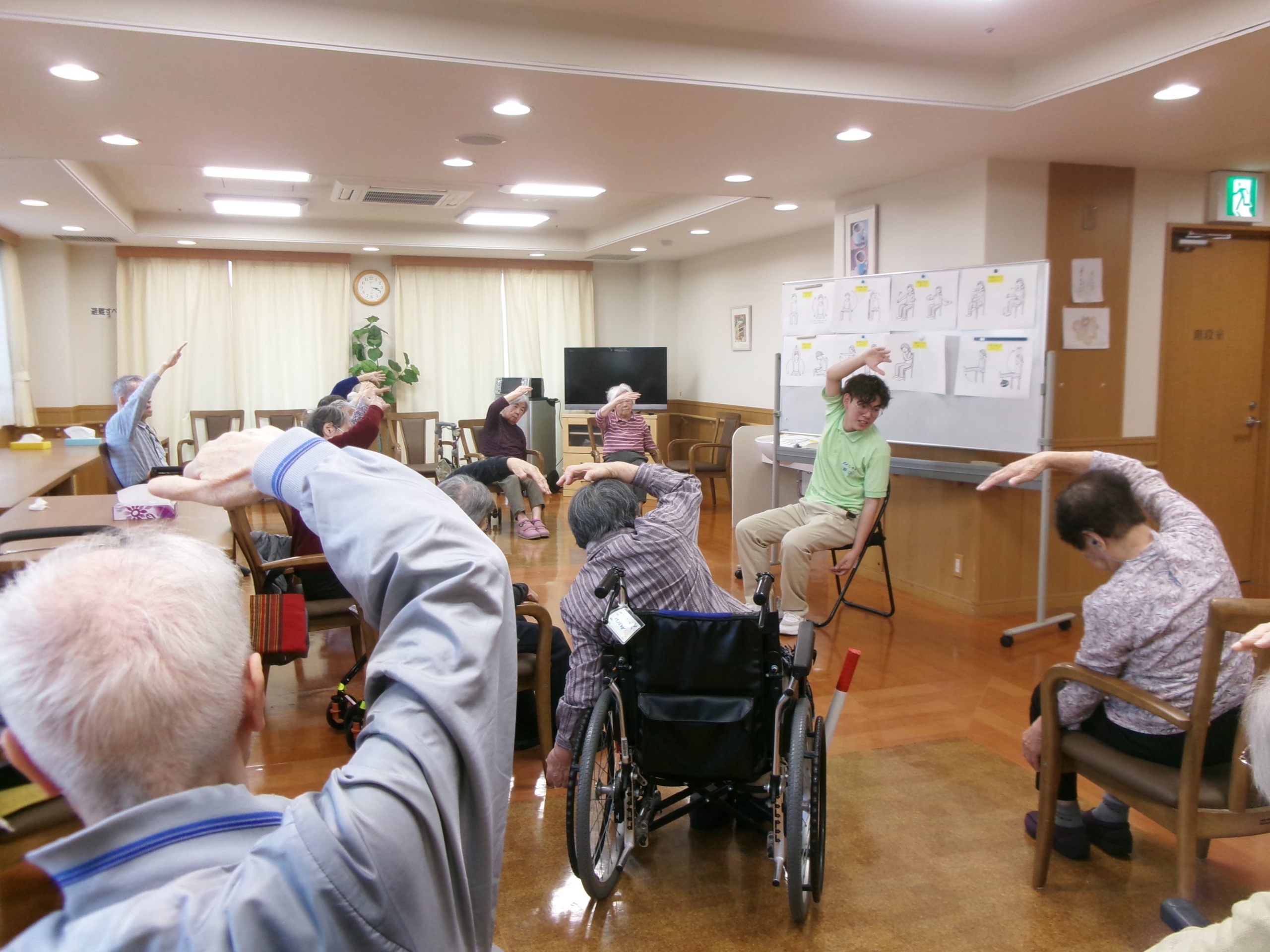 椅子ヨガ-2　ニチイホーム登戸