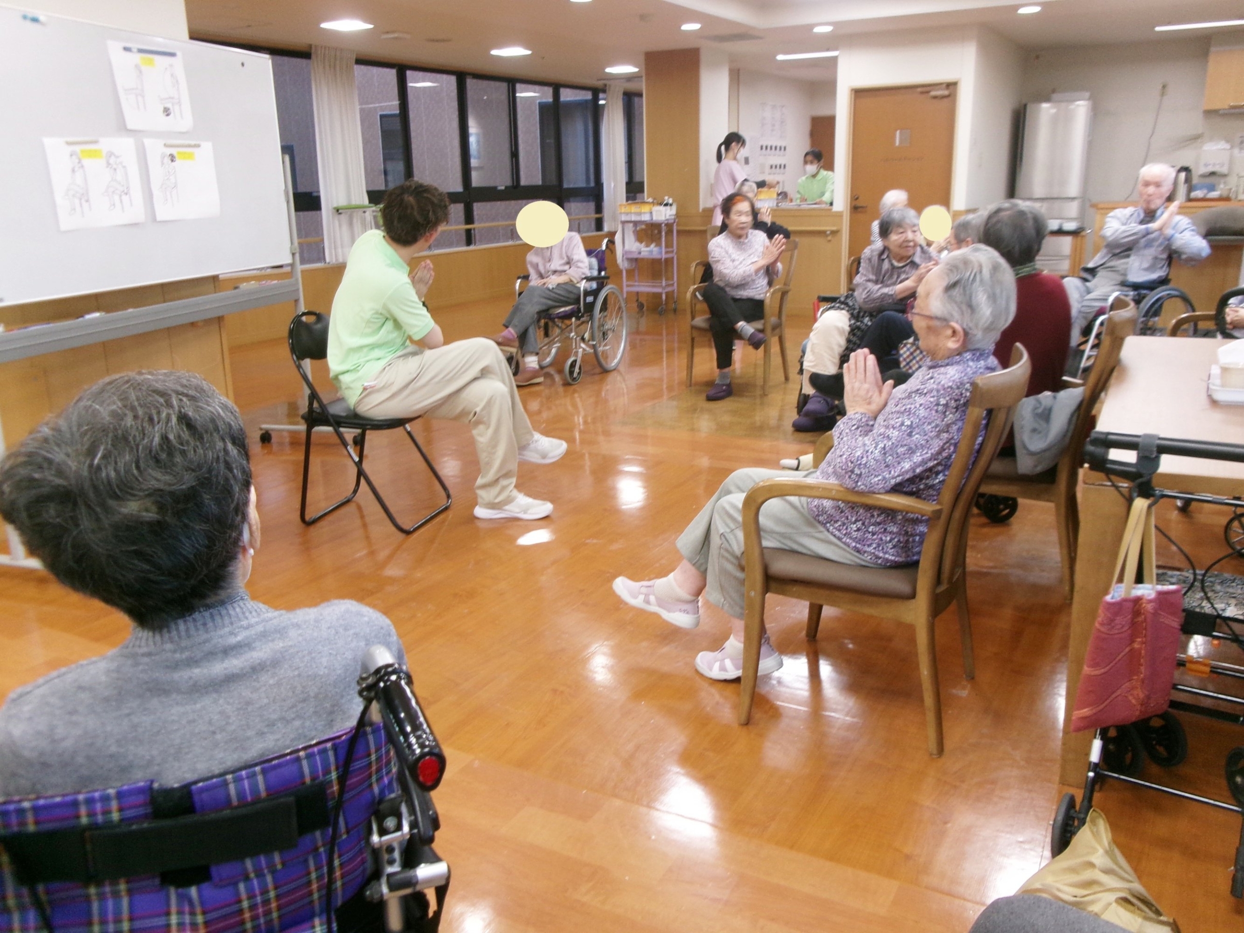 椅子ヨガ-3　ニチイホーム登戸