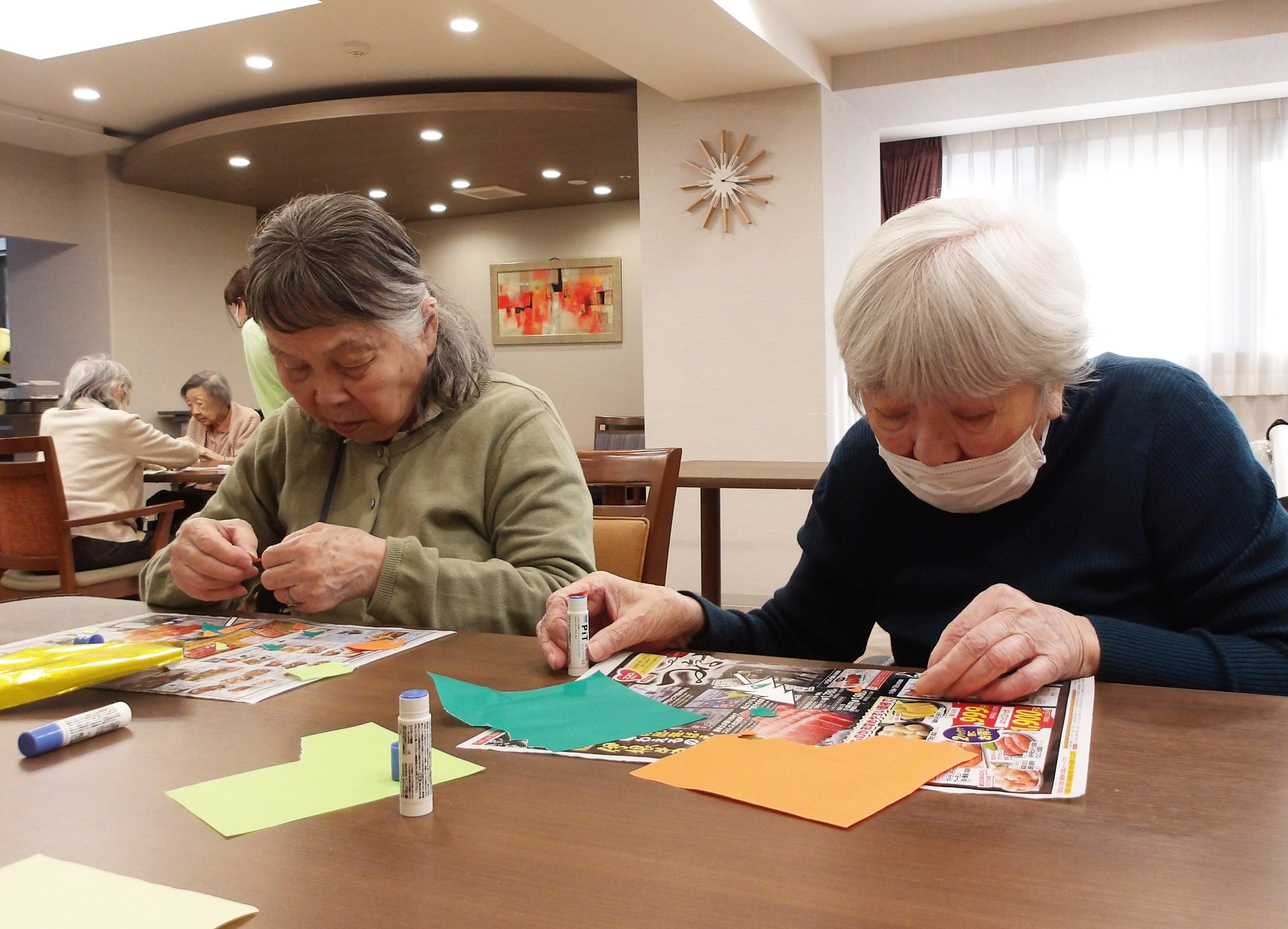 ちぎり絵でクリスマスツリー-1　ニチイホーム野方