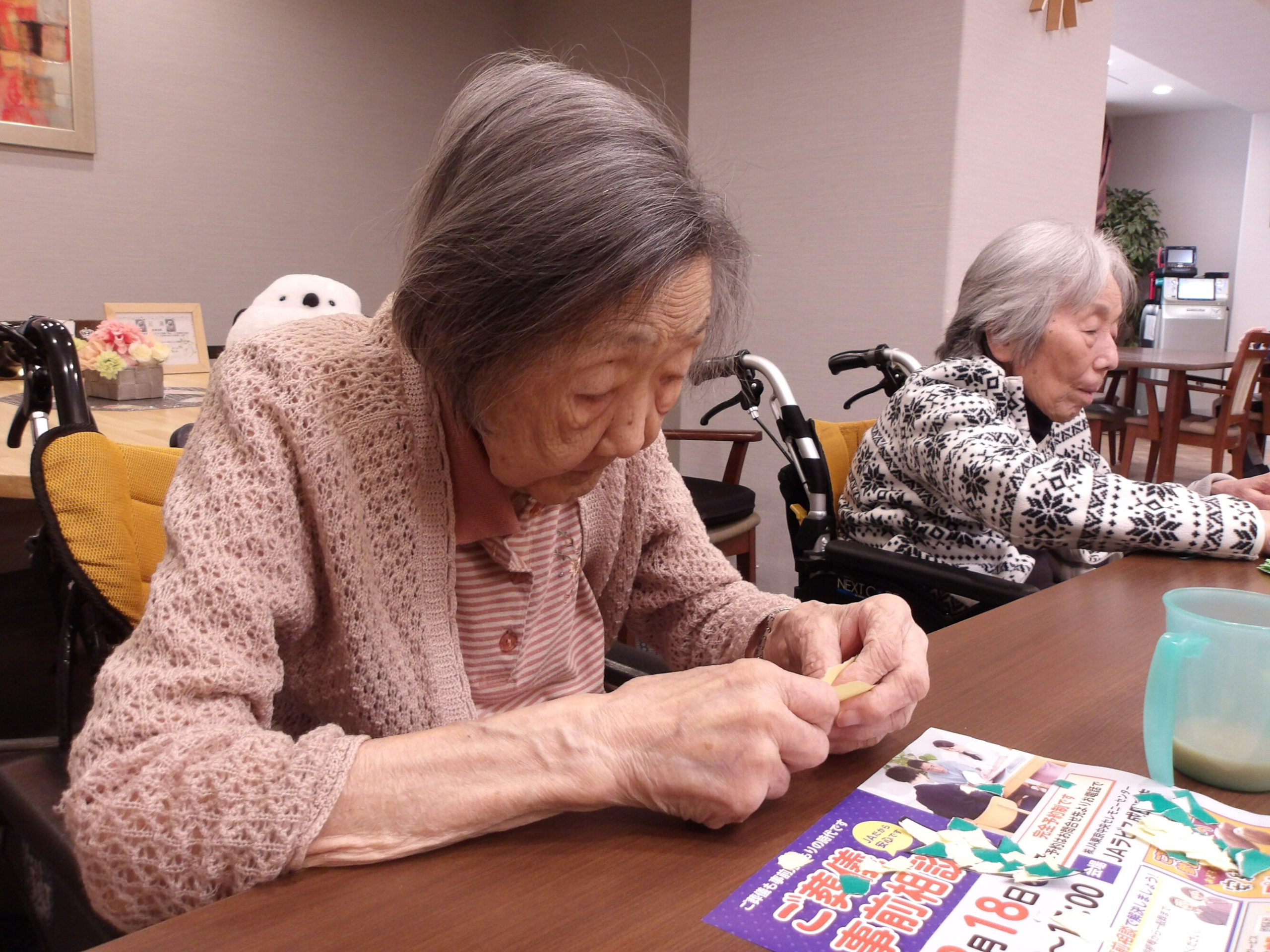 ちぎり絵でクリスマスツリー-2　ニチイホーム野方