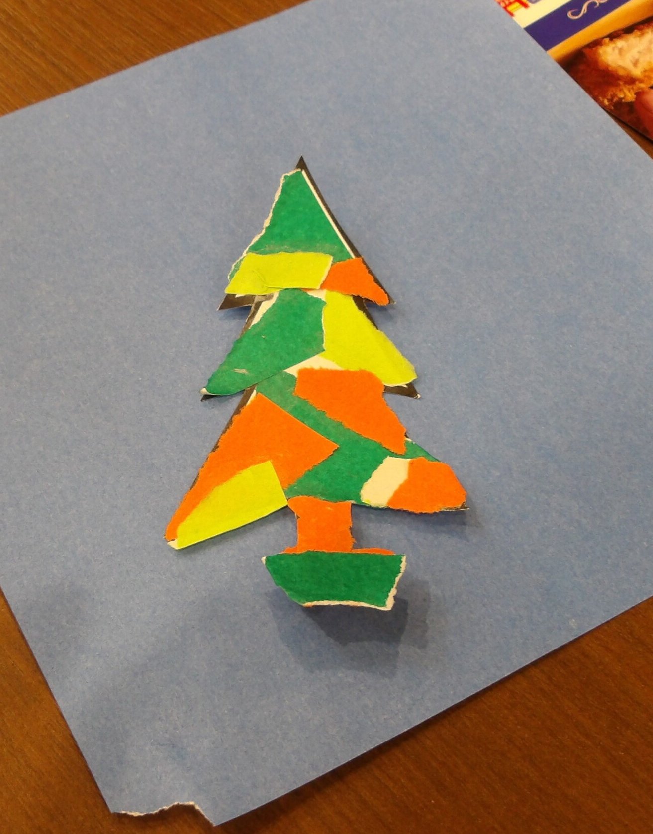 ちぎり絵でクリスマスツリー-3　ニチイホーム野方