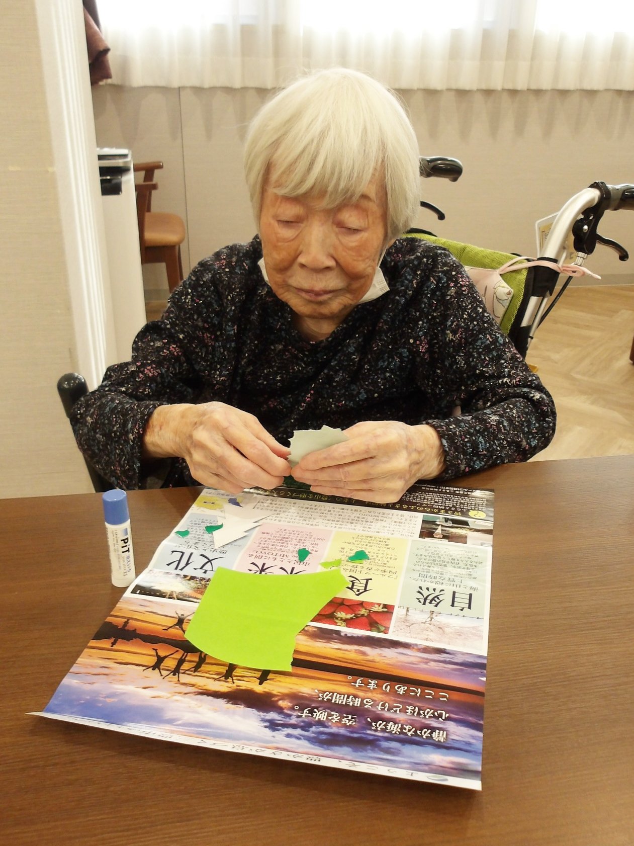 ちぎり絵でクリスマスツリー-4　ニチイホーム野方