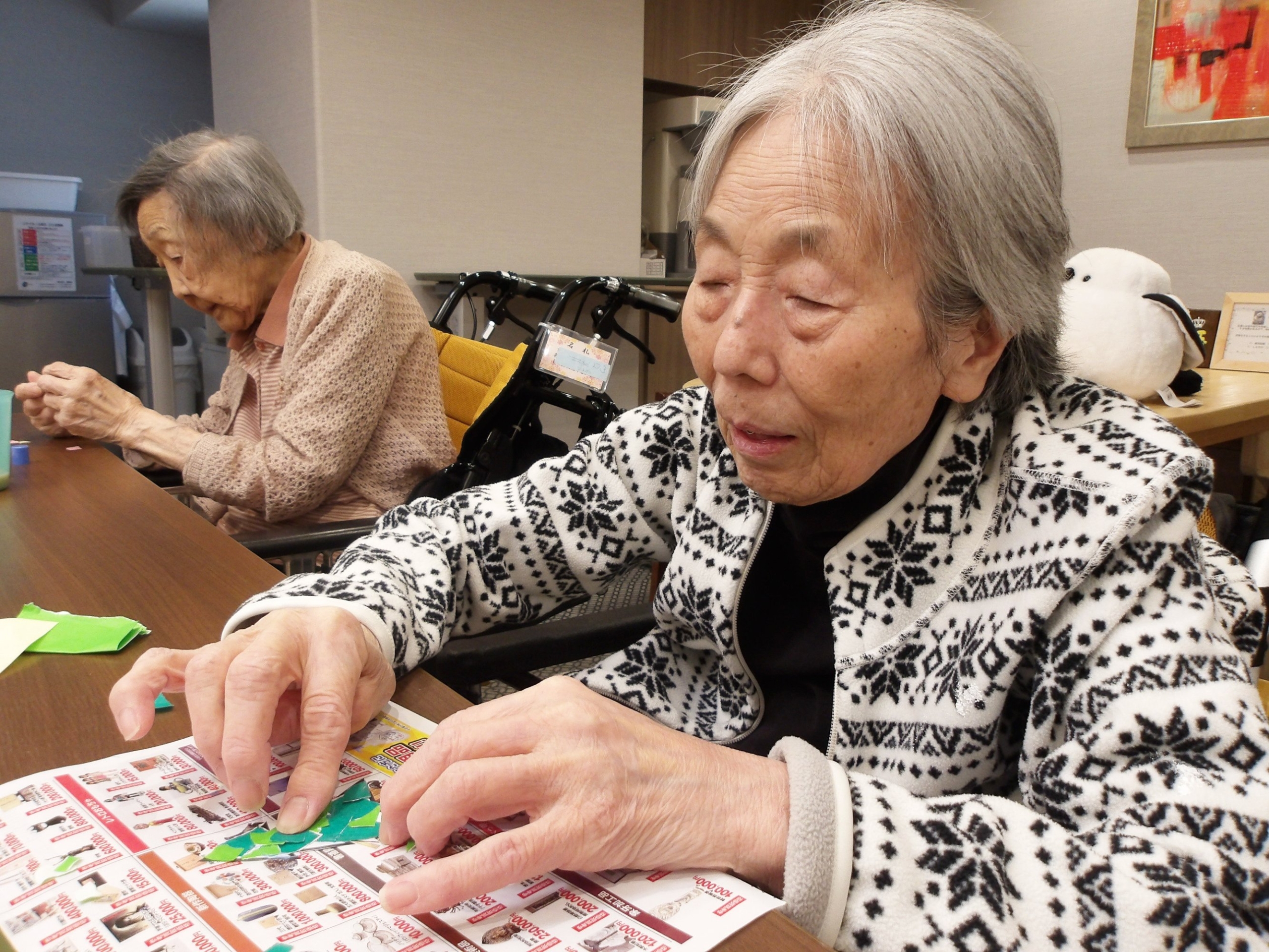 ちぎり絵でクリスマスツリー-5　ニチイホーム野方