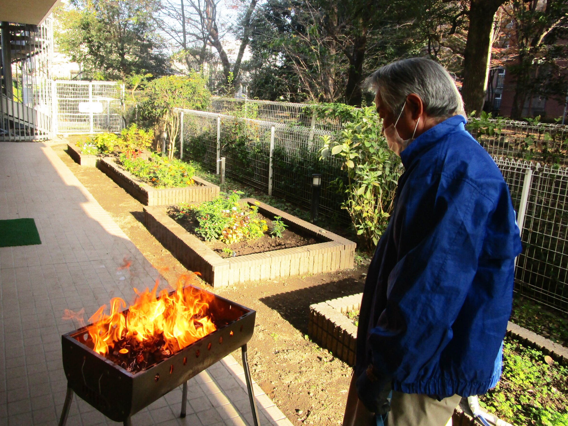 毎年好評の焼き芋-1　ニチイホーム成城
