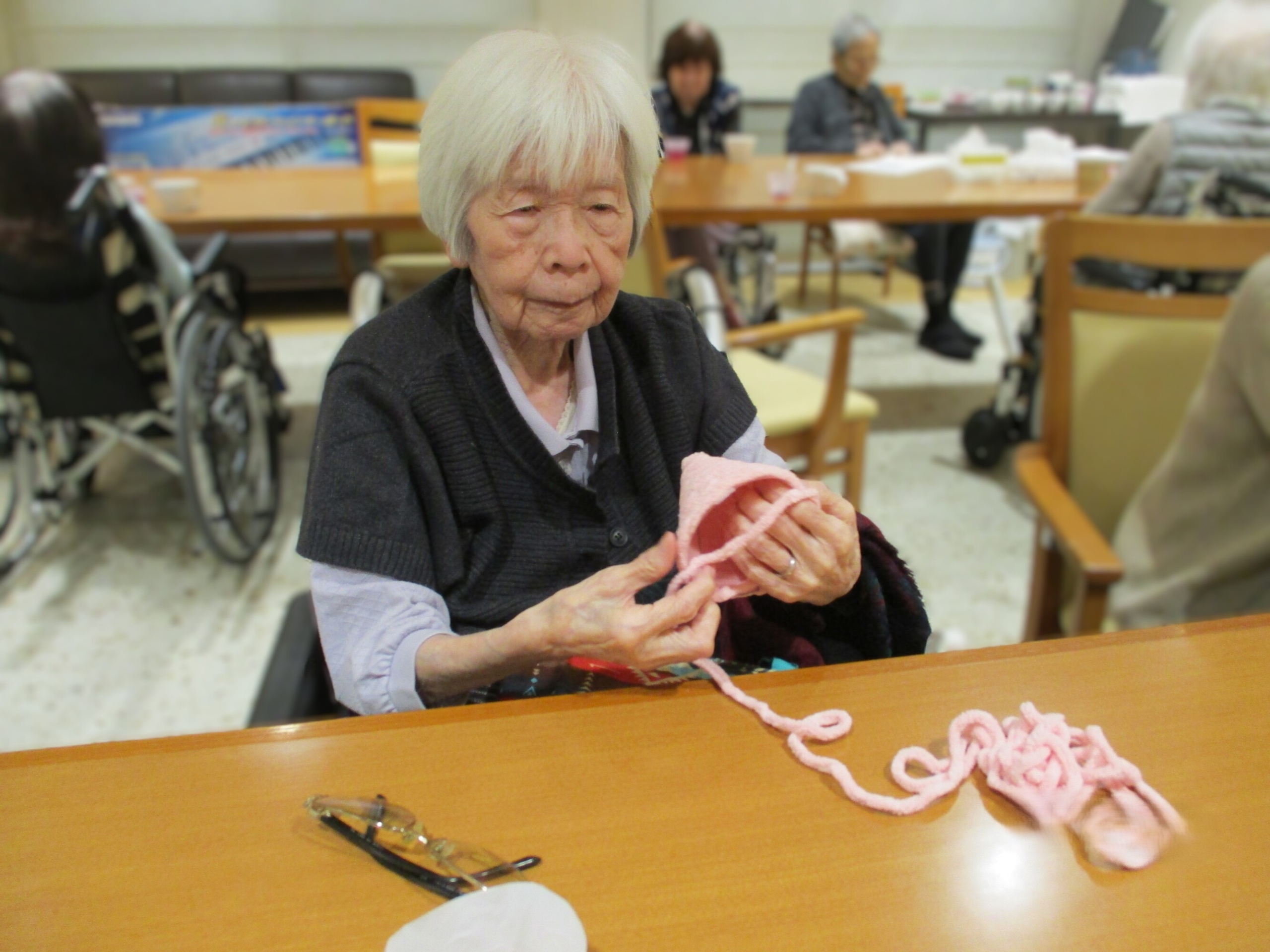 編み物とギター歌唱会-4 ニチイホーム杉並堀ノ内