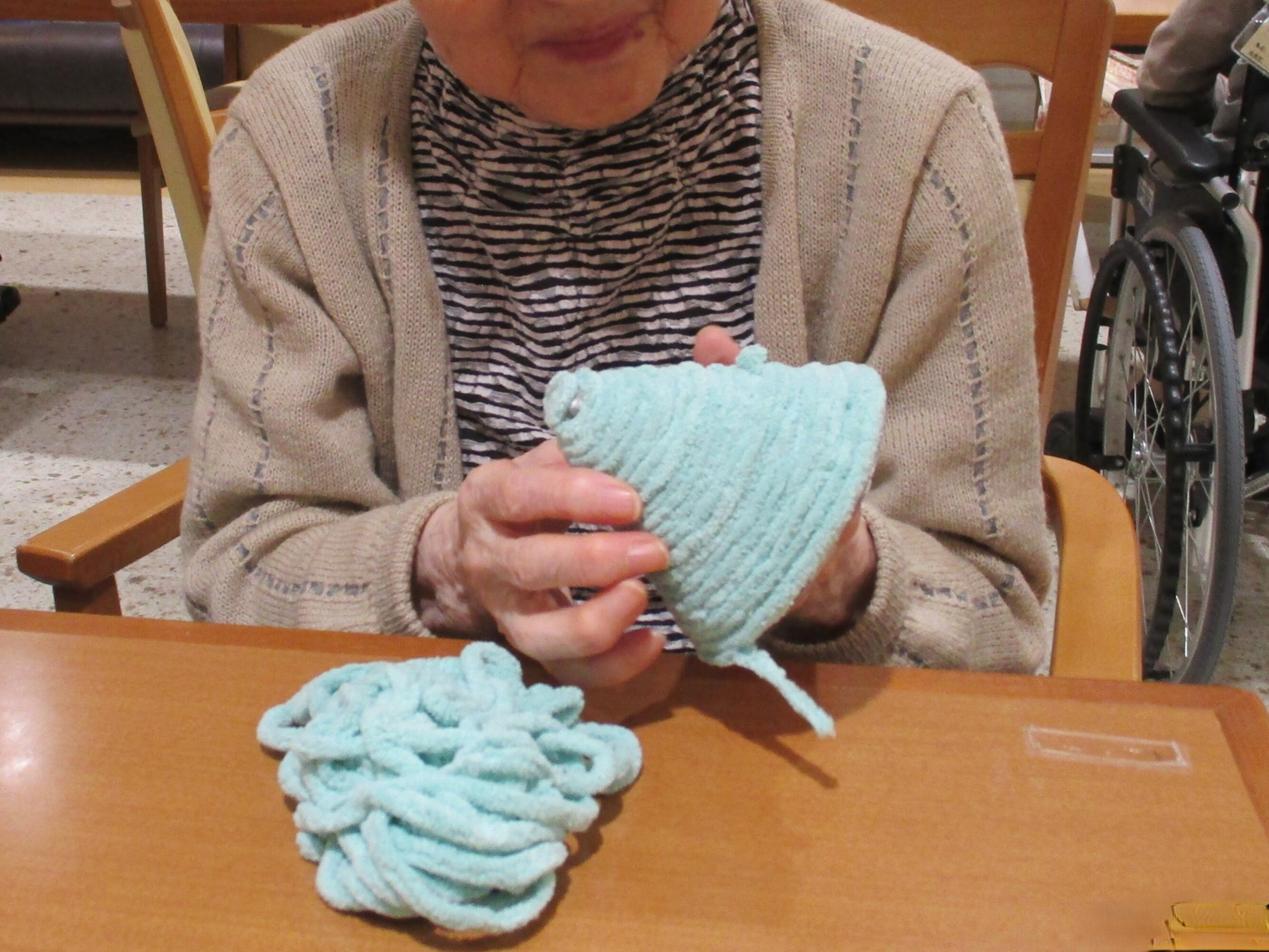 編み物とギター歌唱会-1 ニチイホーム杉並堀ノ内