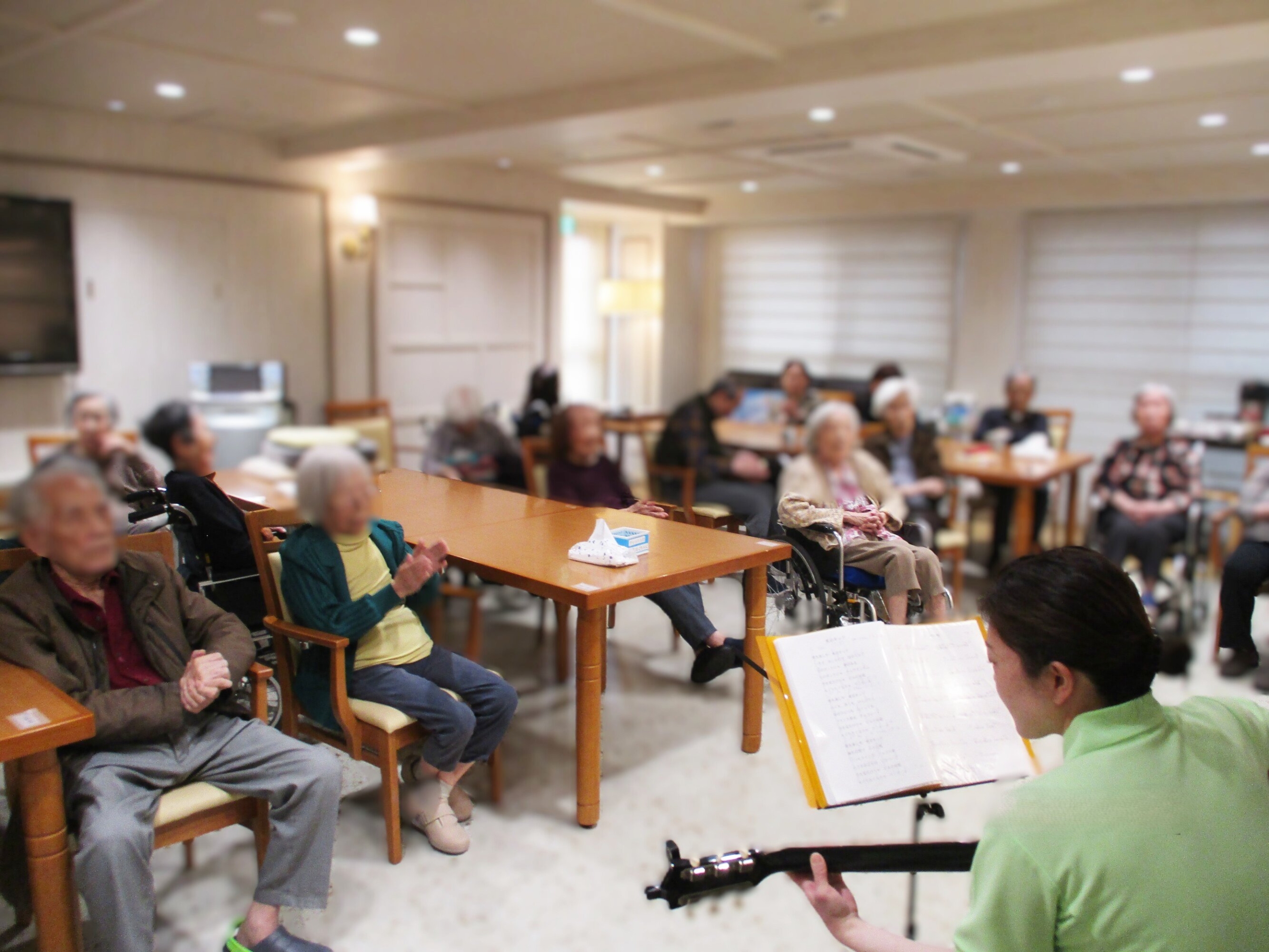 編み物とギター歌唱会-2 ニチイホーム杉並堀ノ内