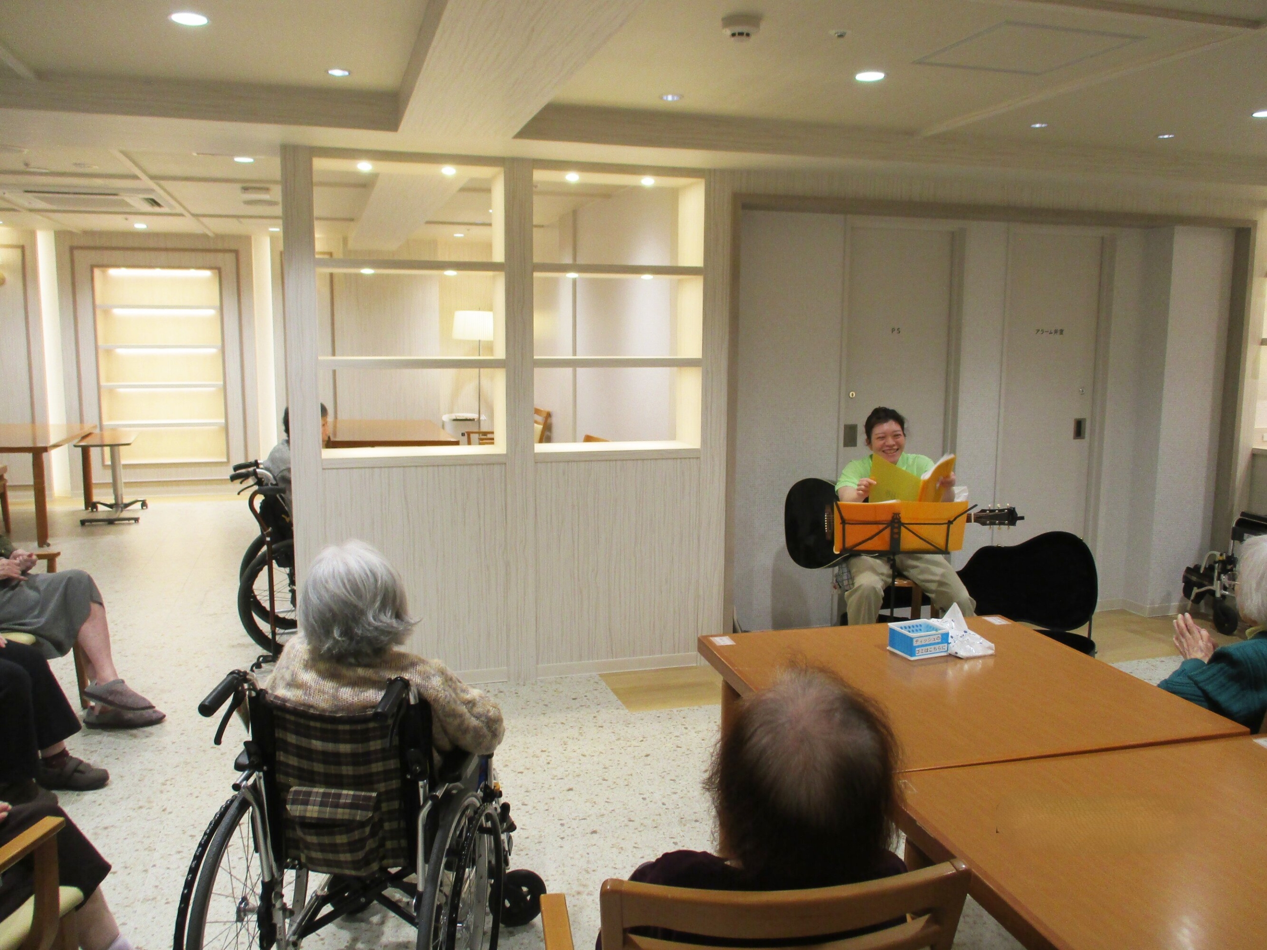 編み物とギター歌唱会-3 ニチイホーム杉並堀ノ内