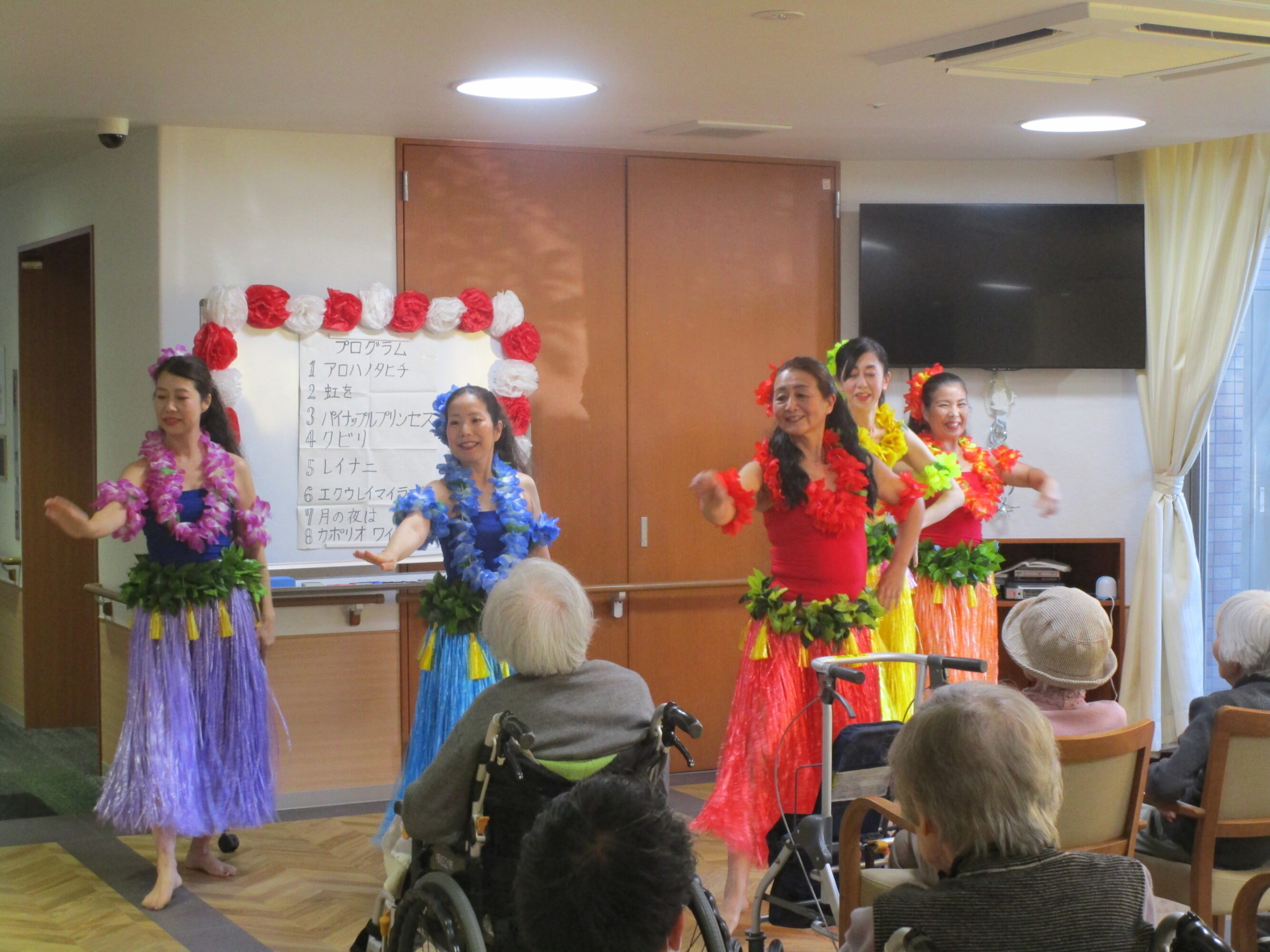 フラダンスを楽しむ-1　ニチイホーム石神井台