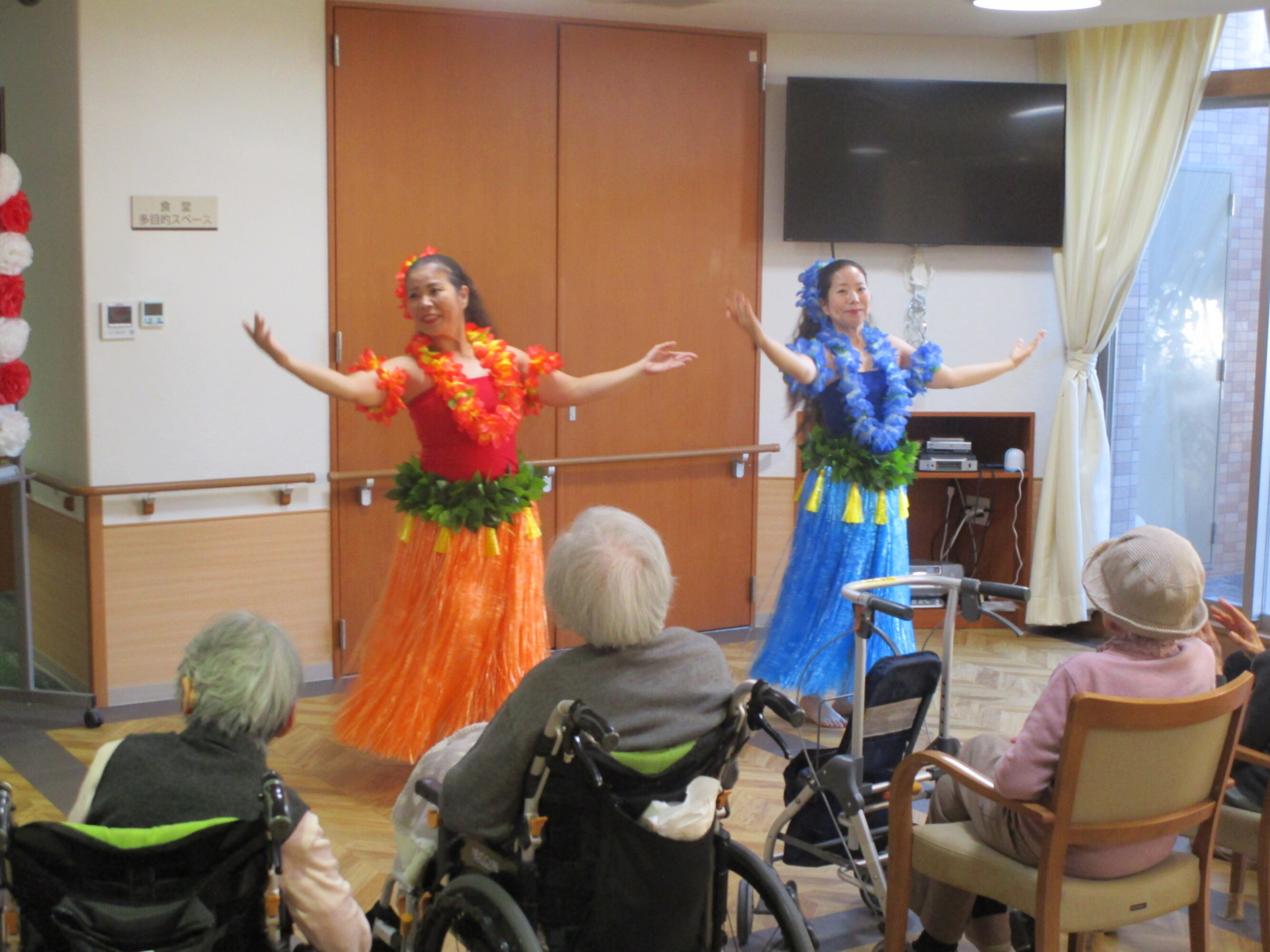 フラダンスを楽しむ-2　ニチイホーム石神井台