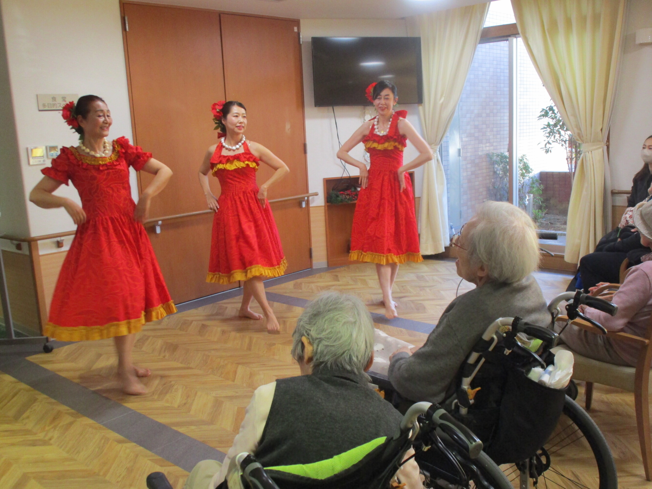 フラダンスを楽しむ-3　ニチイホーム石神井台