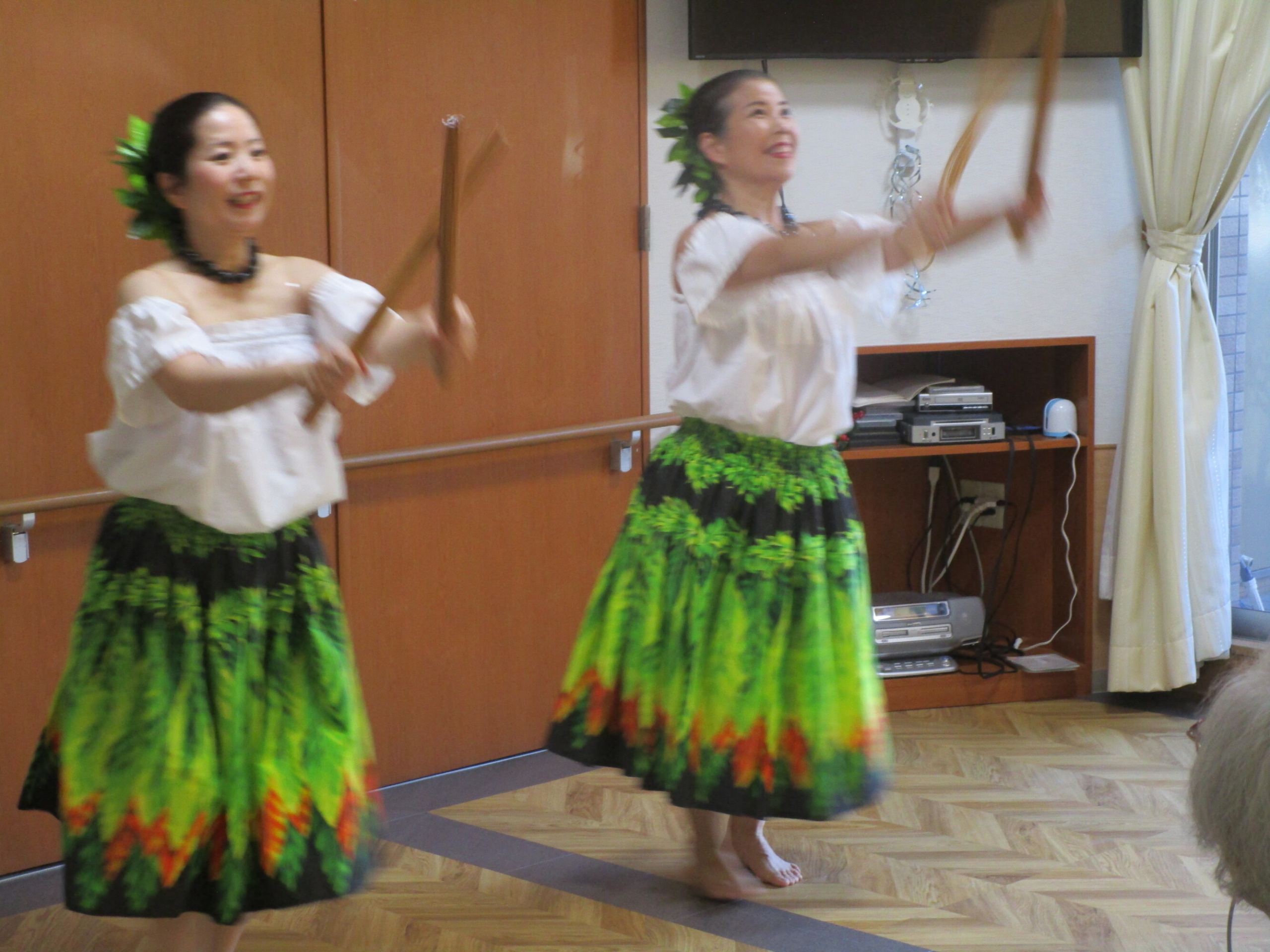 フラダンスを楽しむ-4　ニチイホーム石神井台