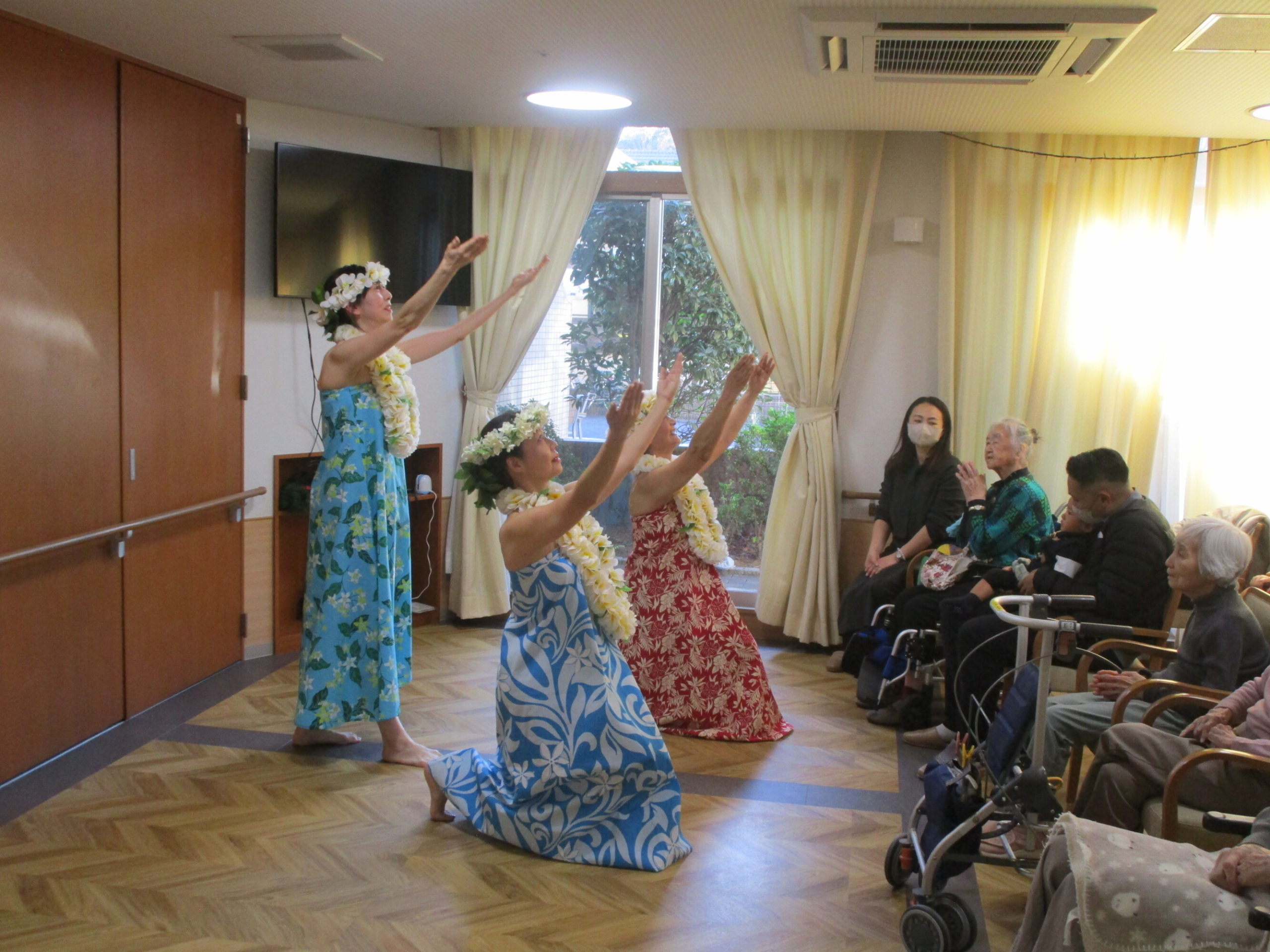 フラダンスを楽しむ-4　ニチイホーム石神井台