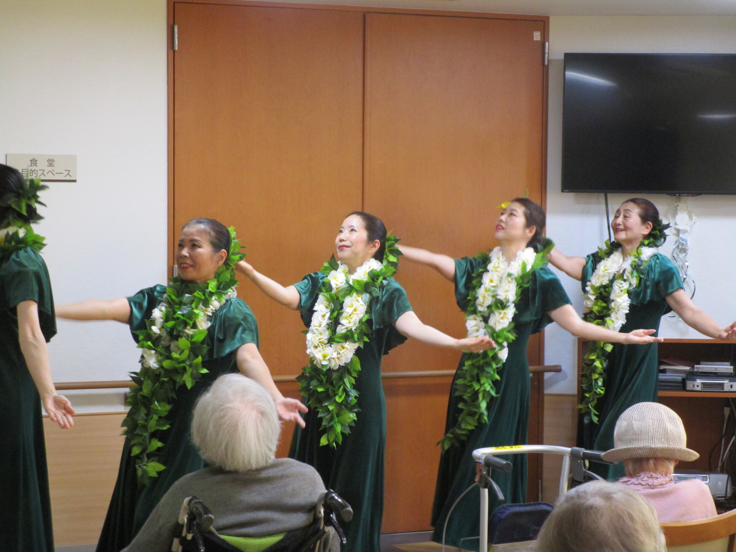 フラダンスを楽しむ-6　ニチイホーム石神井台