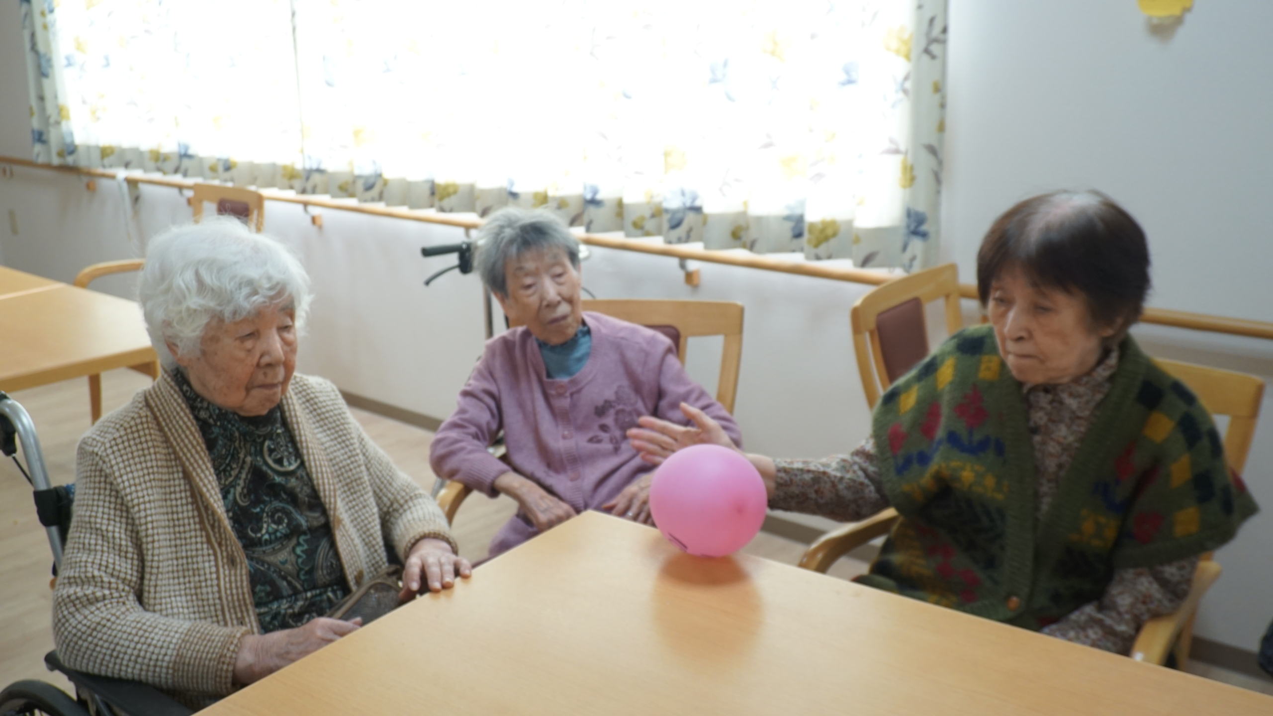 ニチイホーム練馬高野台風船バレー２