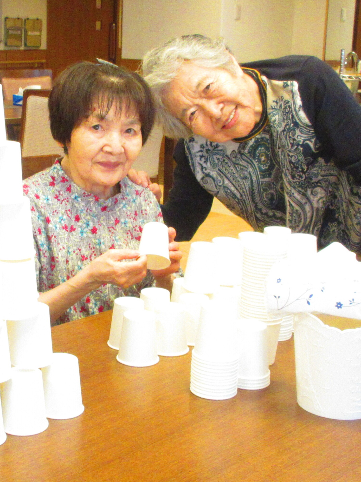 紙コップタワー-2　ニチイホーム朝霞