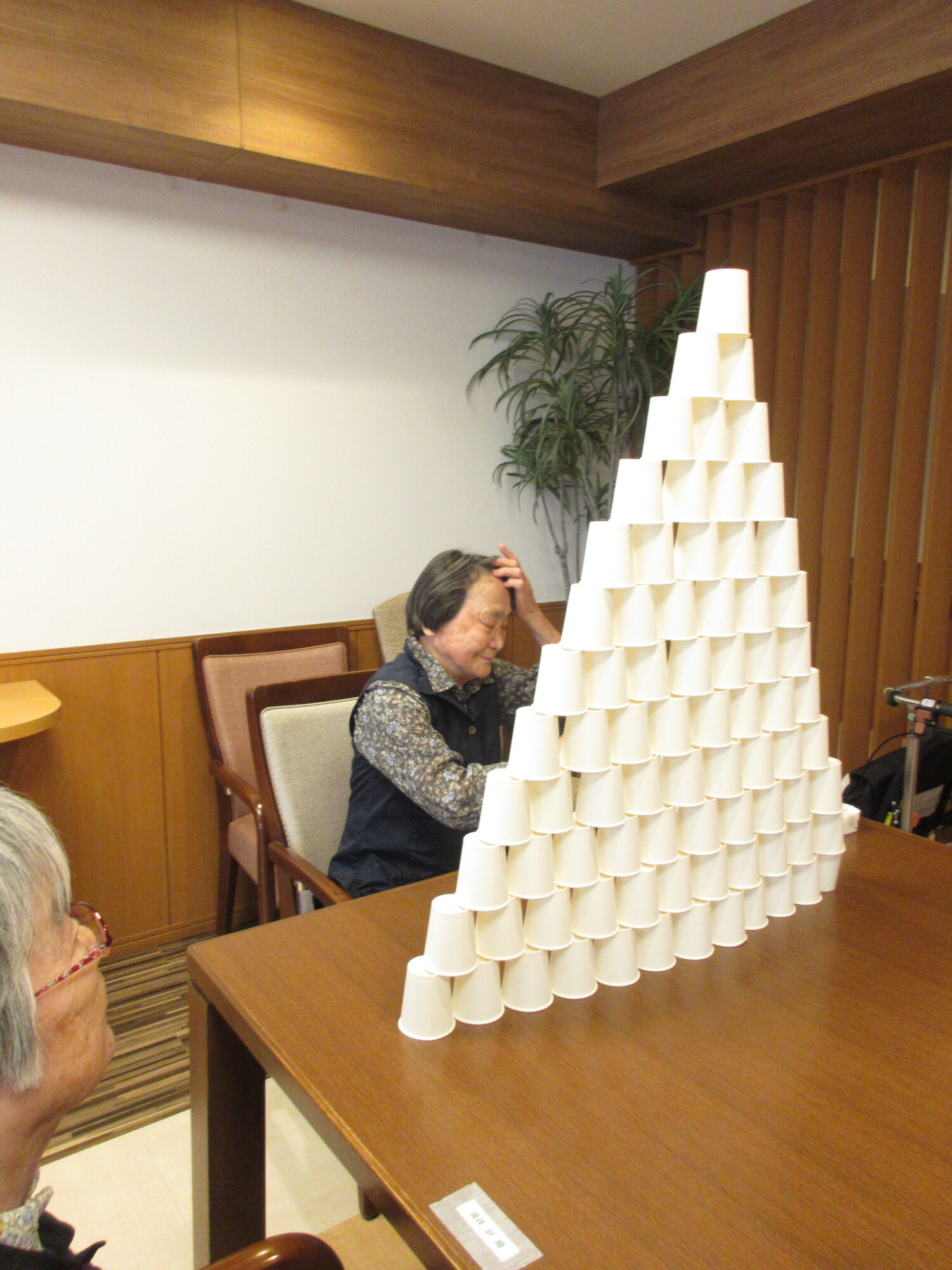 紙コップタワー-3　ニチイホーム朝霞