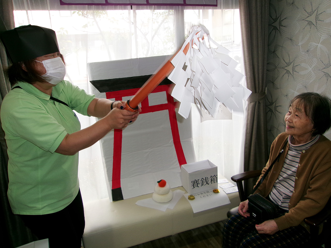 手作りの鳥居を設置-2 ディーフェスタくずは