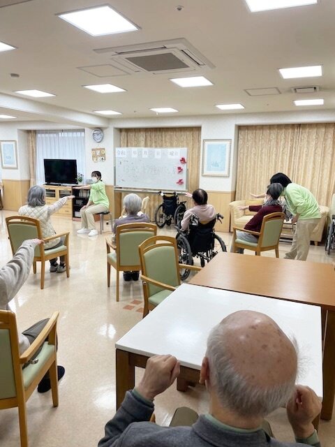 椅子ヨガ-2　ニチイホームはるひ野Ⅱ番館