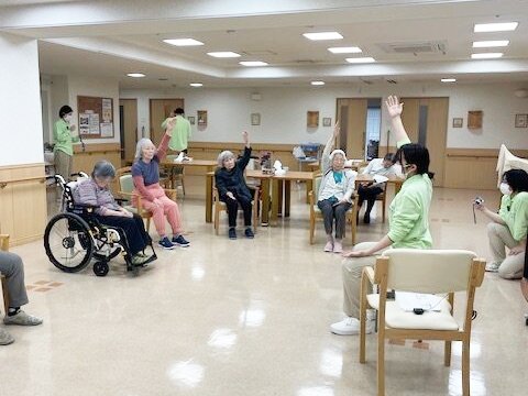 椅子ヨガ-3　ニチイホームはるひ野Ⅱ番館