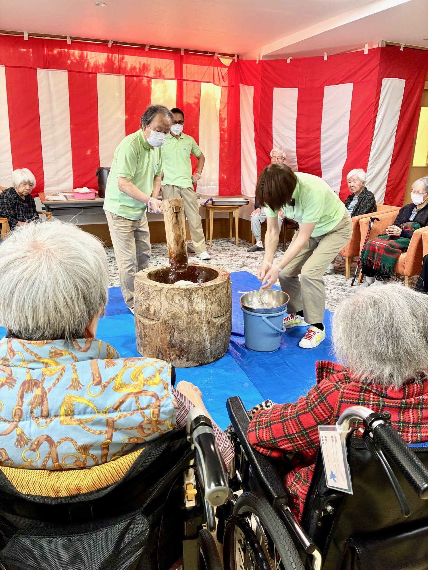 臼と杵の音に包まれて　新年を迎える餅つきの日-1　ニチイホームはるひ野