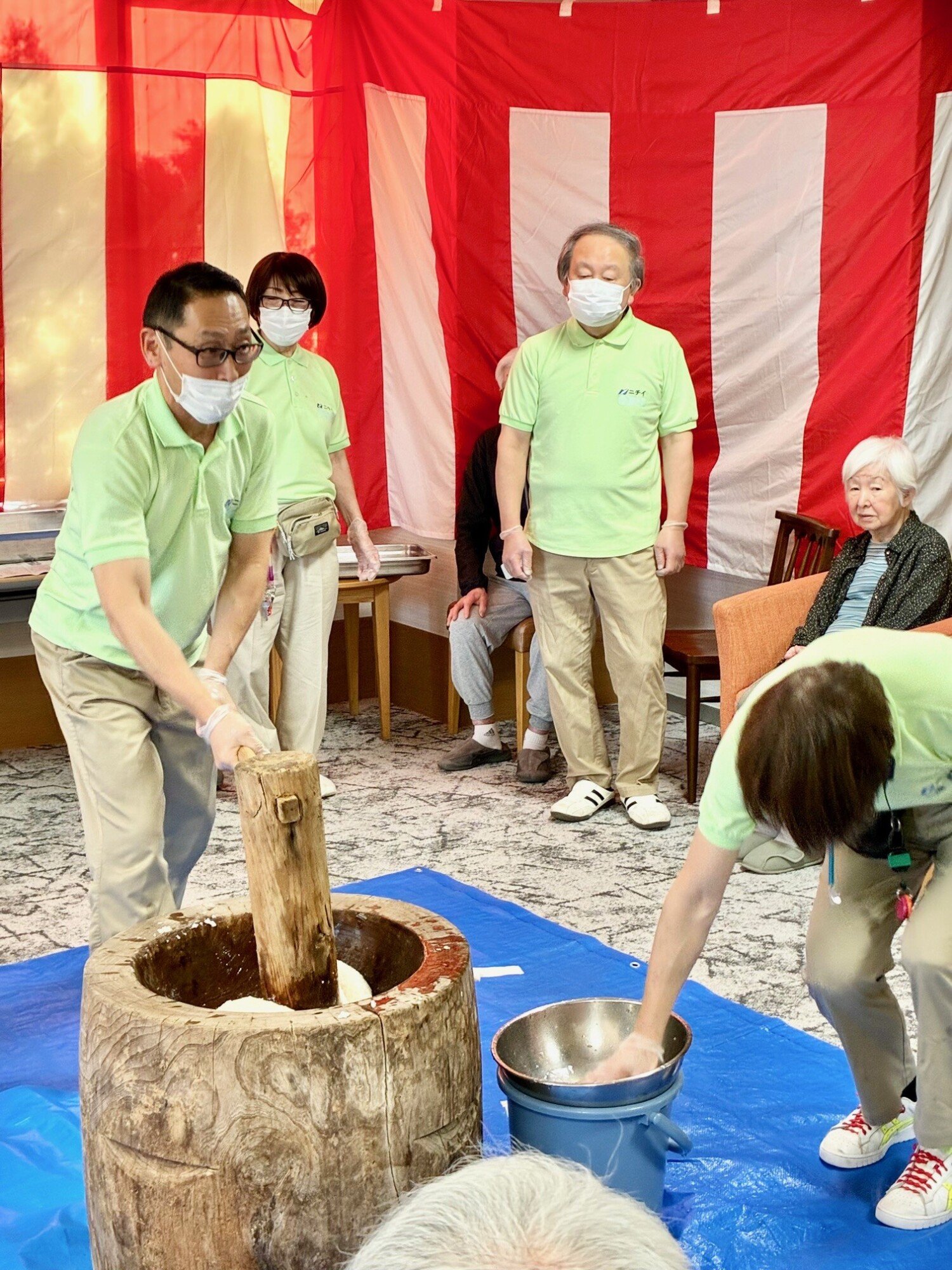 臼と杵の音に包まれて　新年を迎える餅つきの日-2　ニチイホームはるひ野