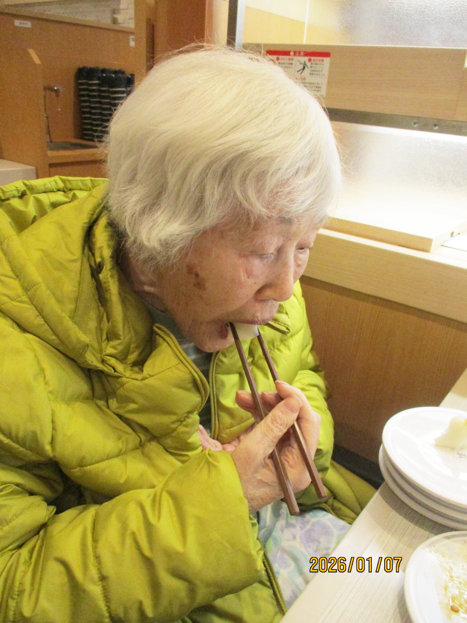 お寿司屋さんで外食-1　ニチイホーム久が原