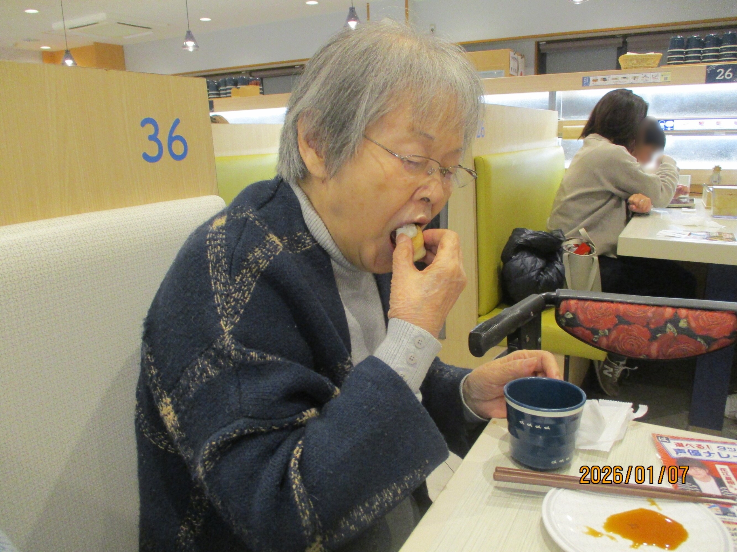 お寿司屋さんで外食-3　ニチイホーム久が原