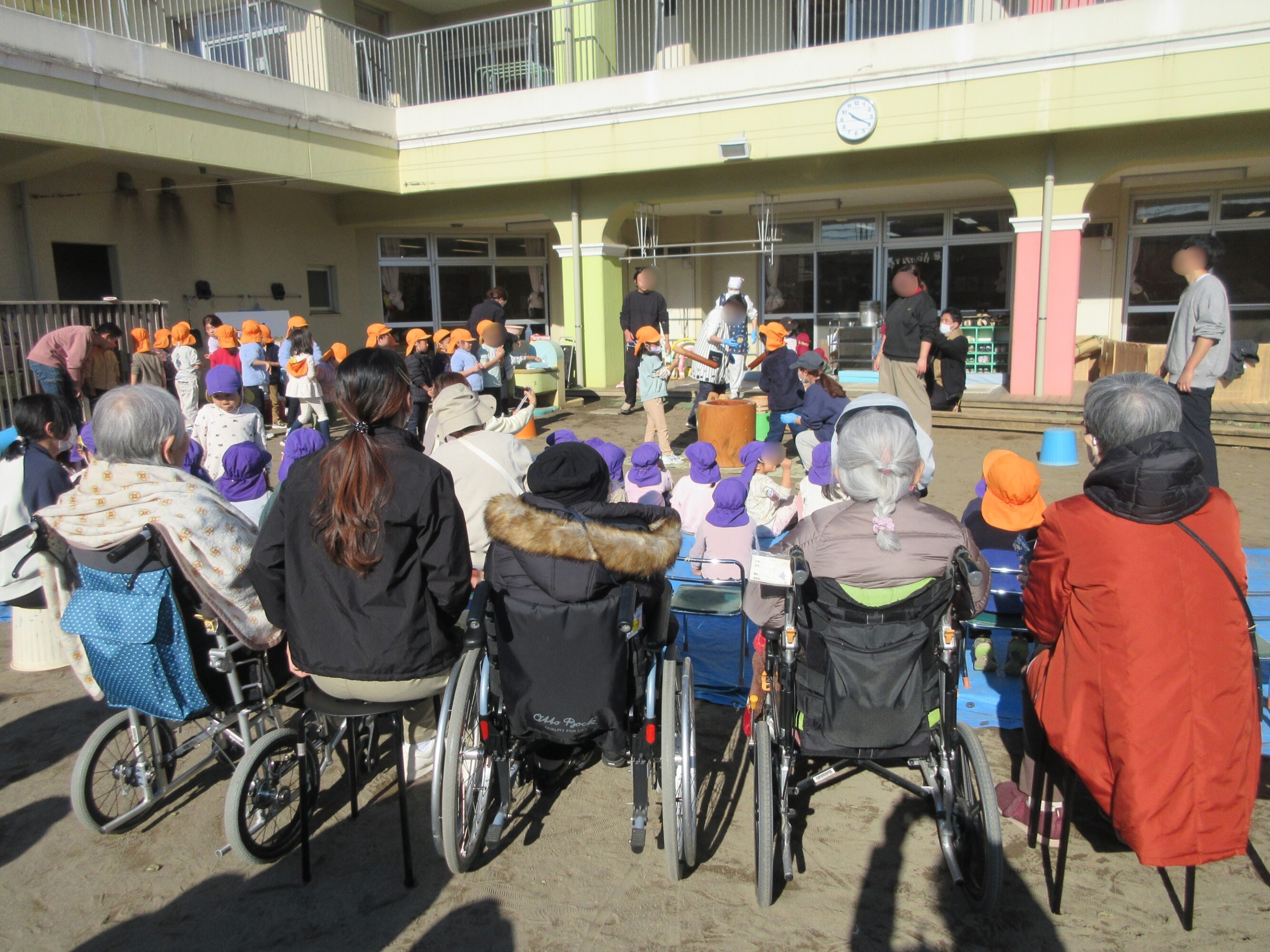 保育園にてお餅つき-2　ニチイホーム国立