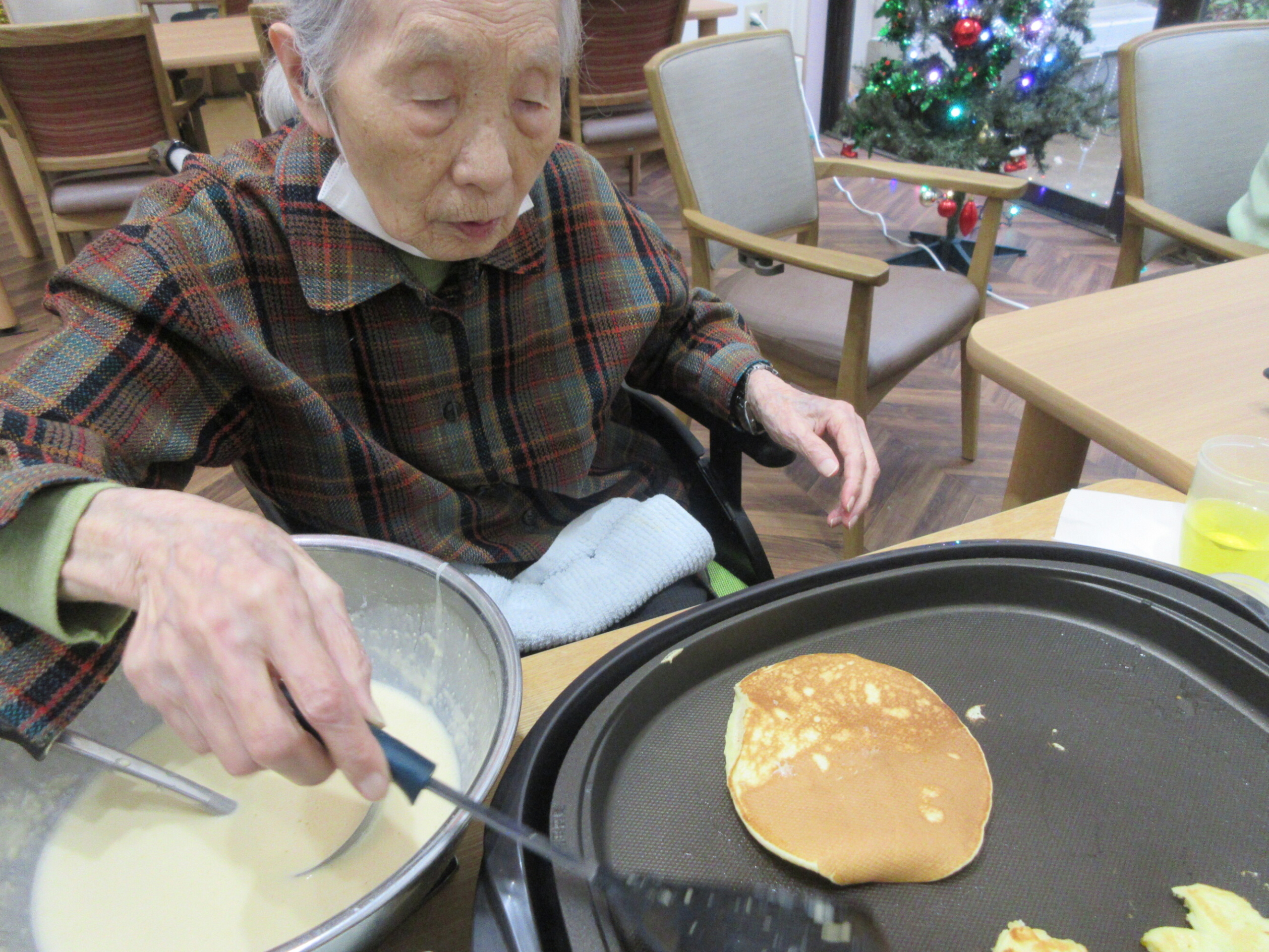 ホットケーキ作り-4　ニチイホーム国立