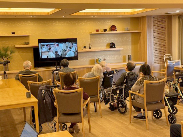 映画鑑賞会-1 ニチイメゾン松ヶ丘公園