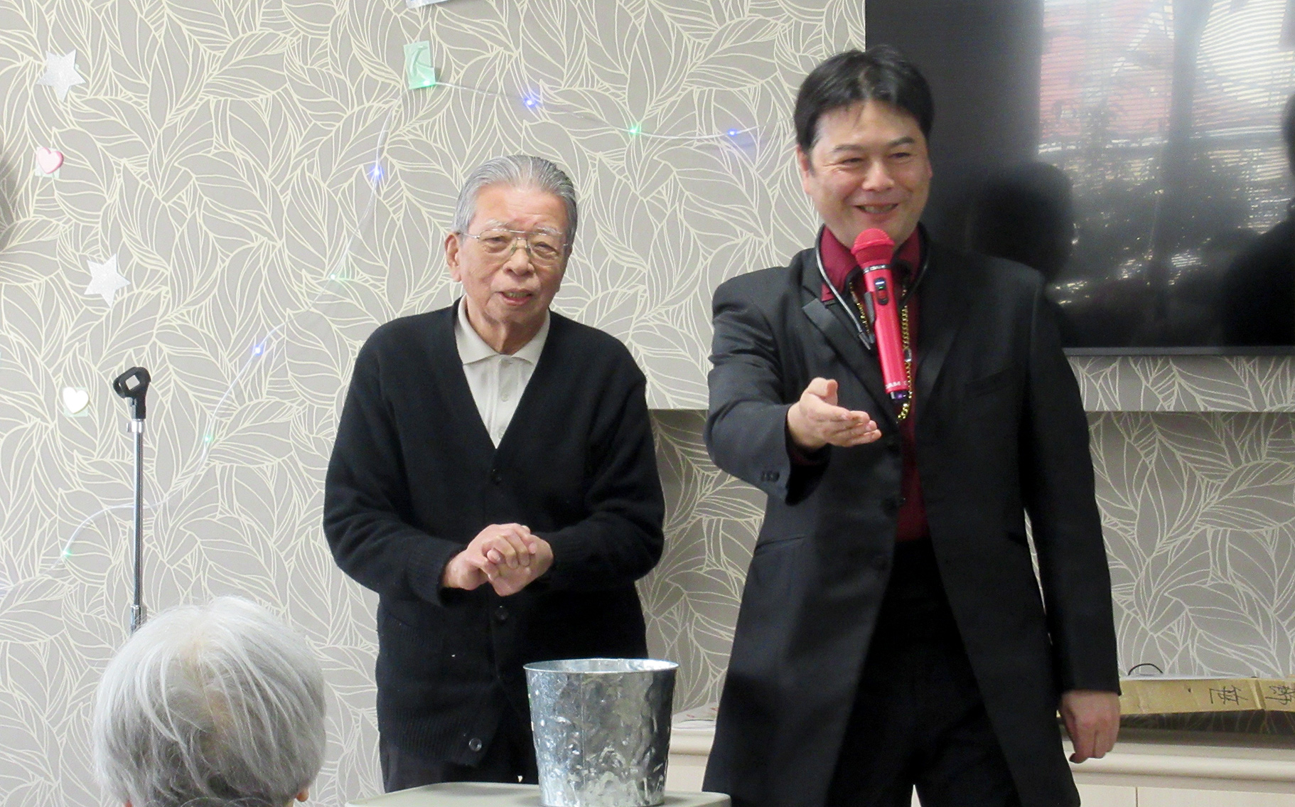 新年会でマジックショーを開催-5 ニチイホーム中野南台
