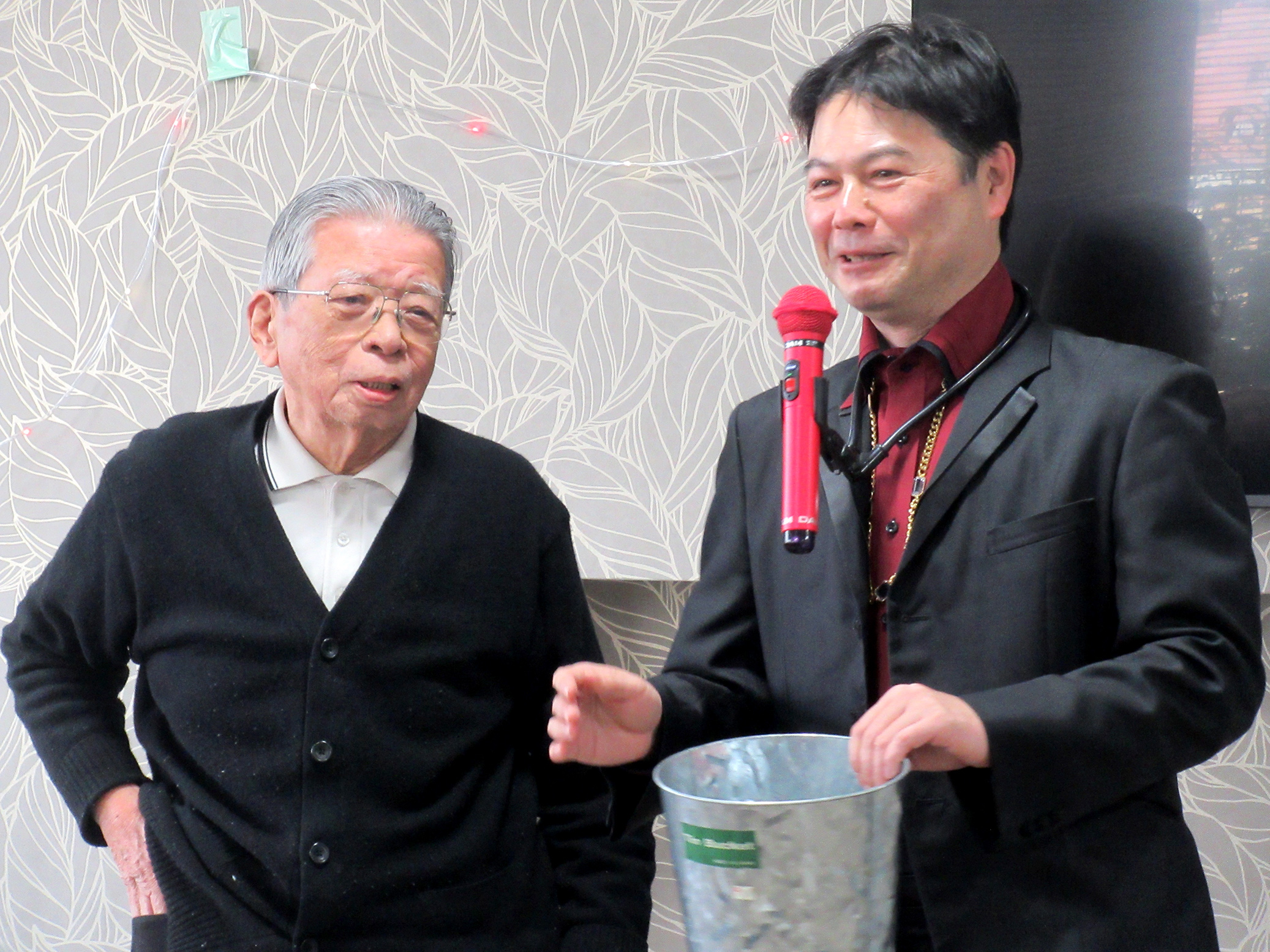 新年会でマジックショーを開催-4 ニチイホーム中野南台