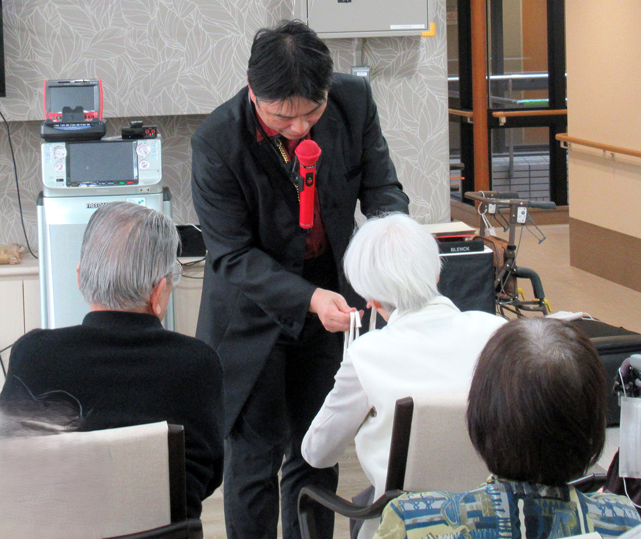 新年会でマジックショーを開催-3 ニチイホーム中野南台