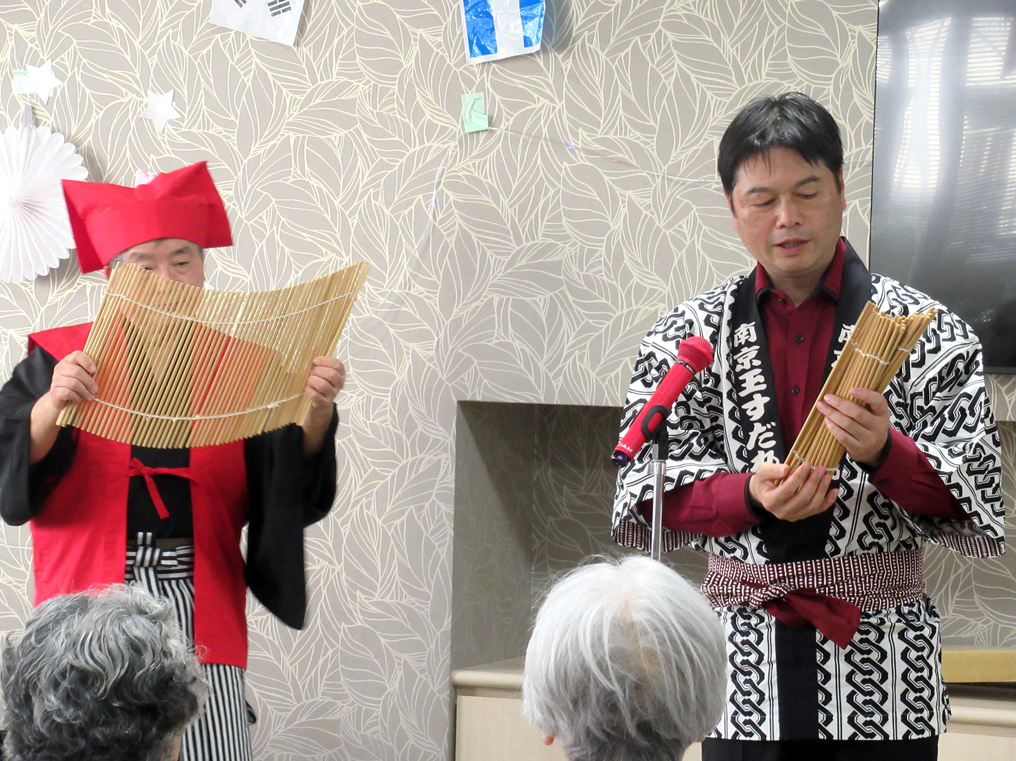 新年会でマジックショーを開催-2 ニチイホーム中野南台